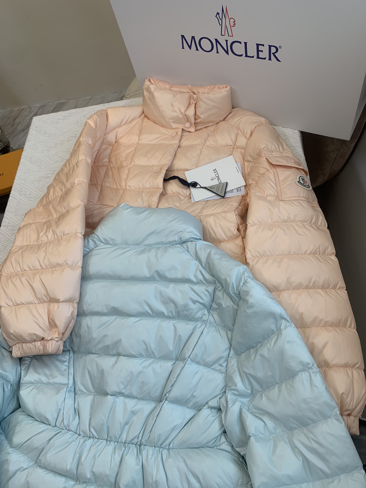 Moncler/蒙口Aminia24秋冬立领后尾裙摆轻薄女士羽绒服外套码数0-1-2颜色杏色黑色蓝色采用