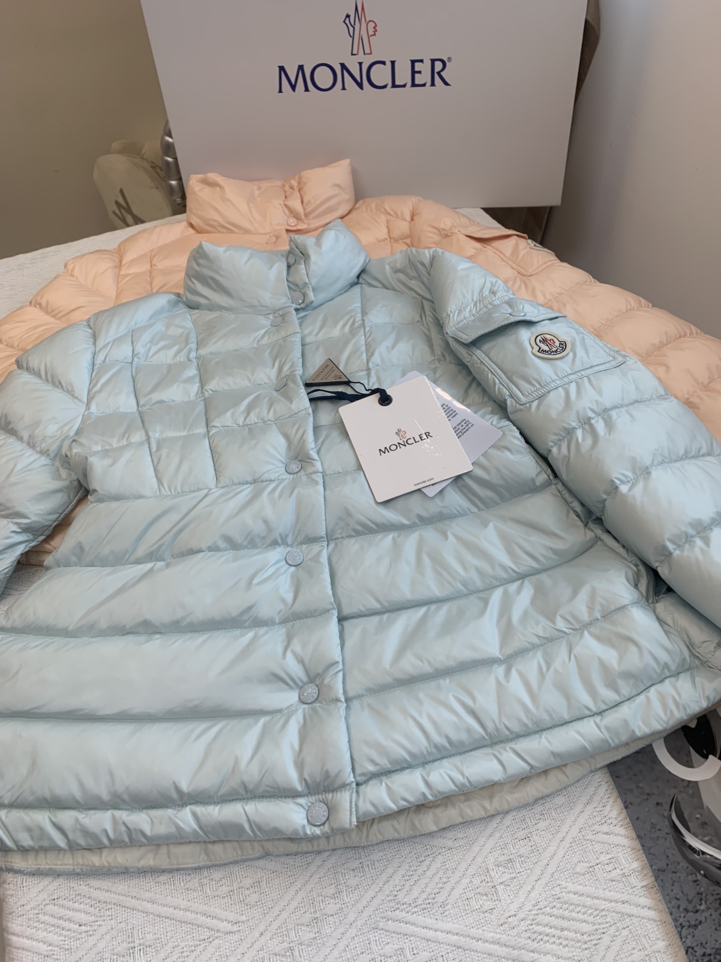 Moncler/蒙口Aminia24秋冬立领后尾裙摆轻薄女士羽绒服外套码数0-1-2颜色杏色黑色蓝色采用