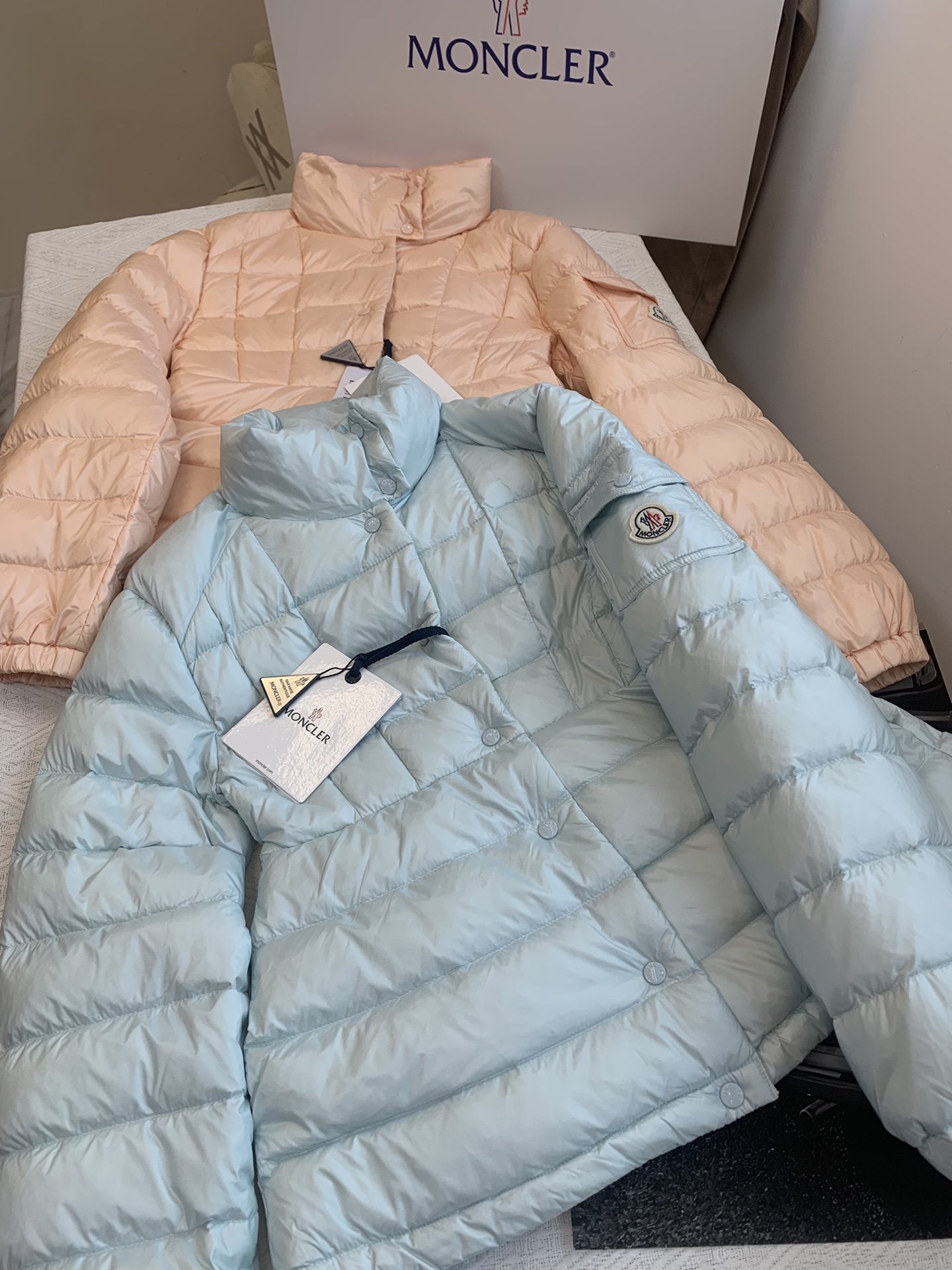 Moncler/蒙口Aminia24秋冬立领后尾裙摆轻薄女士羽绒服外套码数0-1-2颜色杏色黑色蓝色采用