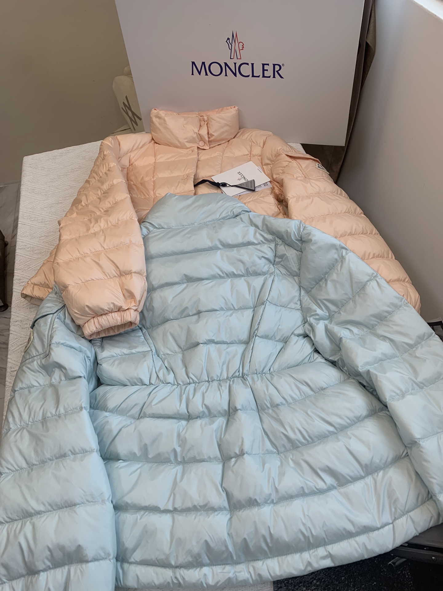 Moncler/蒙口Aminia24秋冬立领后尾裙摆轻薄女士羽绒服外套码数0-1-2颜色杏色黑色蓝色采用