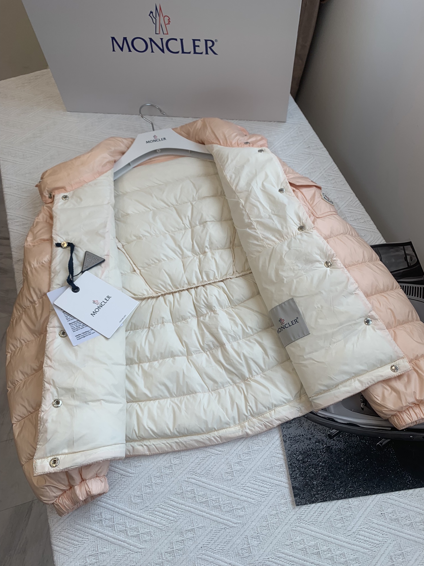 Moncler/蒙口Aminia24秋冬立领后尾裙摆轻薄女士羽绒服外套码数0-1-2颜色杏色黑色蓝色采用