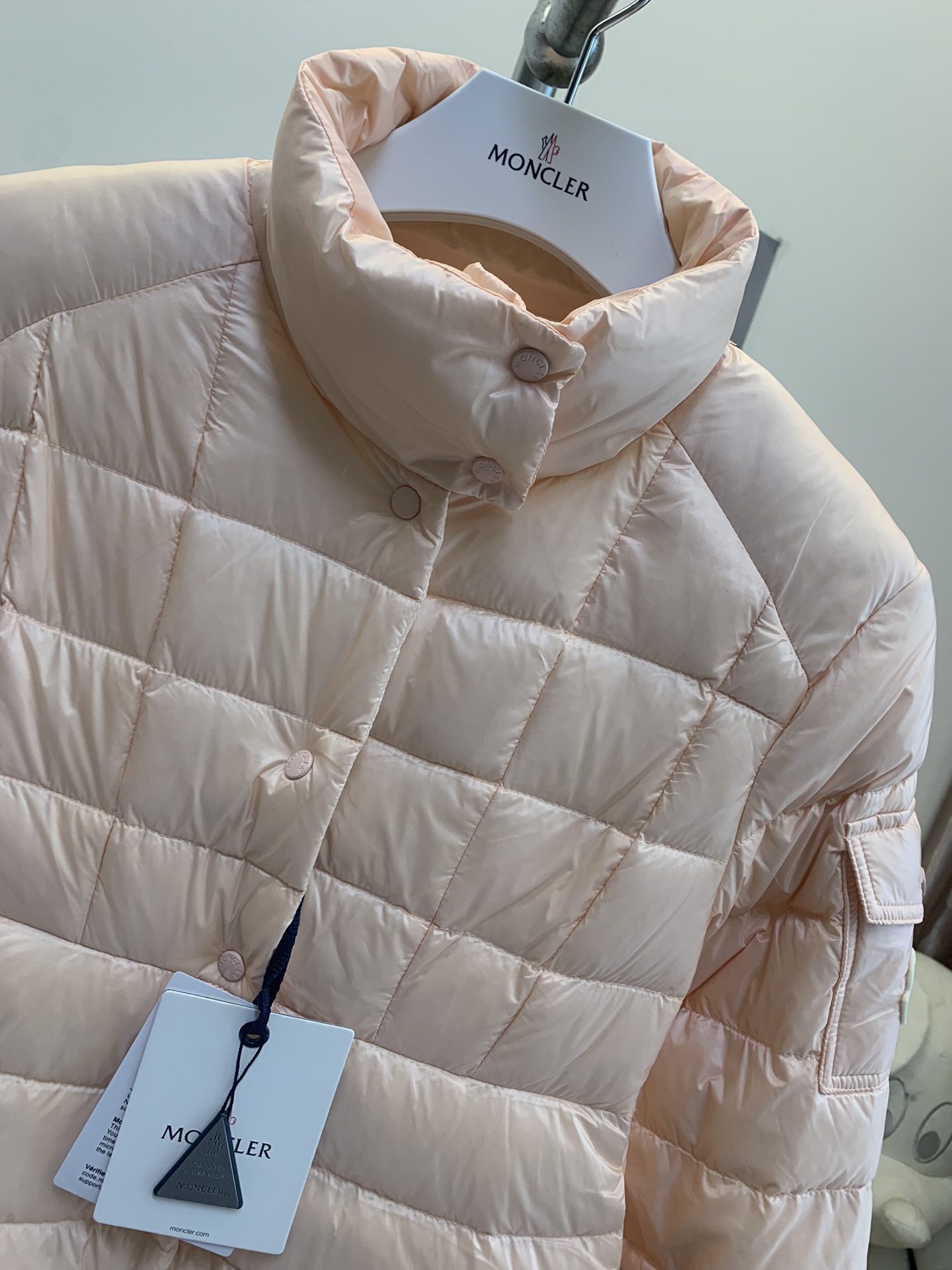 Moncler/蒙口Aminia24秋冬立领后尾裙摆轻薄女士羽绒服外套码数0-1-2颜色杏色黑色蓝色采用