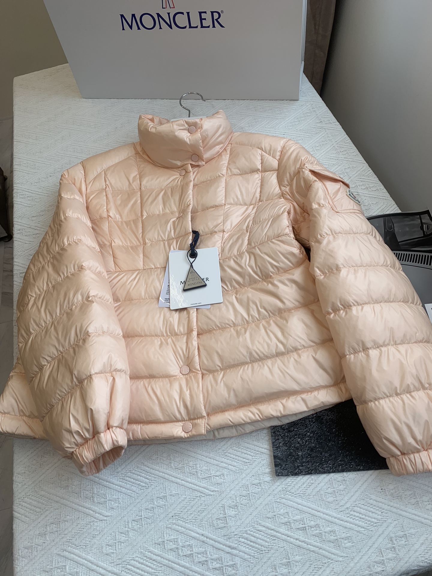 Moncler/蒙口Aminia24秋冬立领后尾裙摆轻薄女士羽绒服外套码数0-1-2颜色杏色黑色蓝色采用