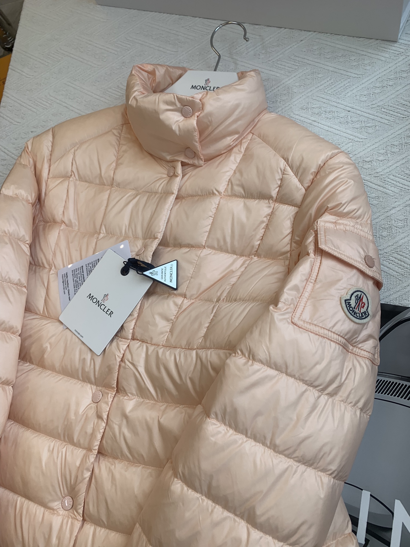 Moncler/蒙口Aminia24秋冬立领后尾裙摆轻薄女士羽绒服外套码数0-1-2颜色杏色黑色蓝色采用