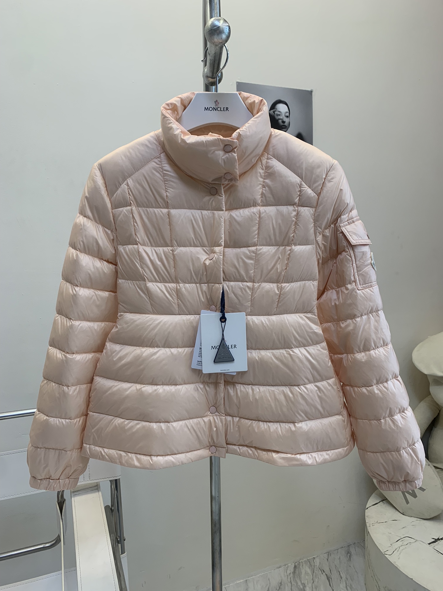 Moncler/蒙口Aminia24秋冬立领后尾裙摆轻薄女士羽绒服外套码数0-1-2颜色杏色黑色蓝色采用