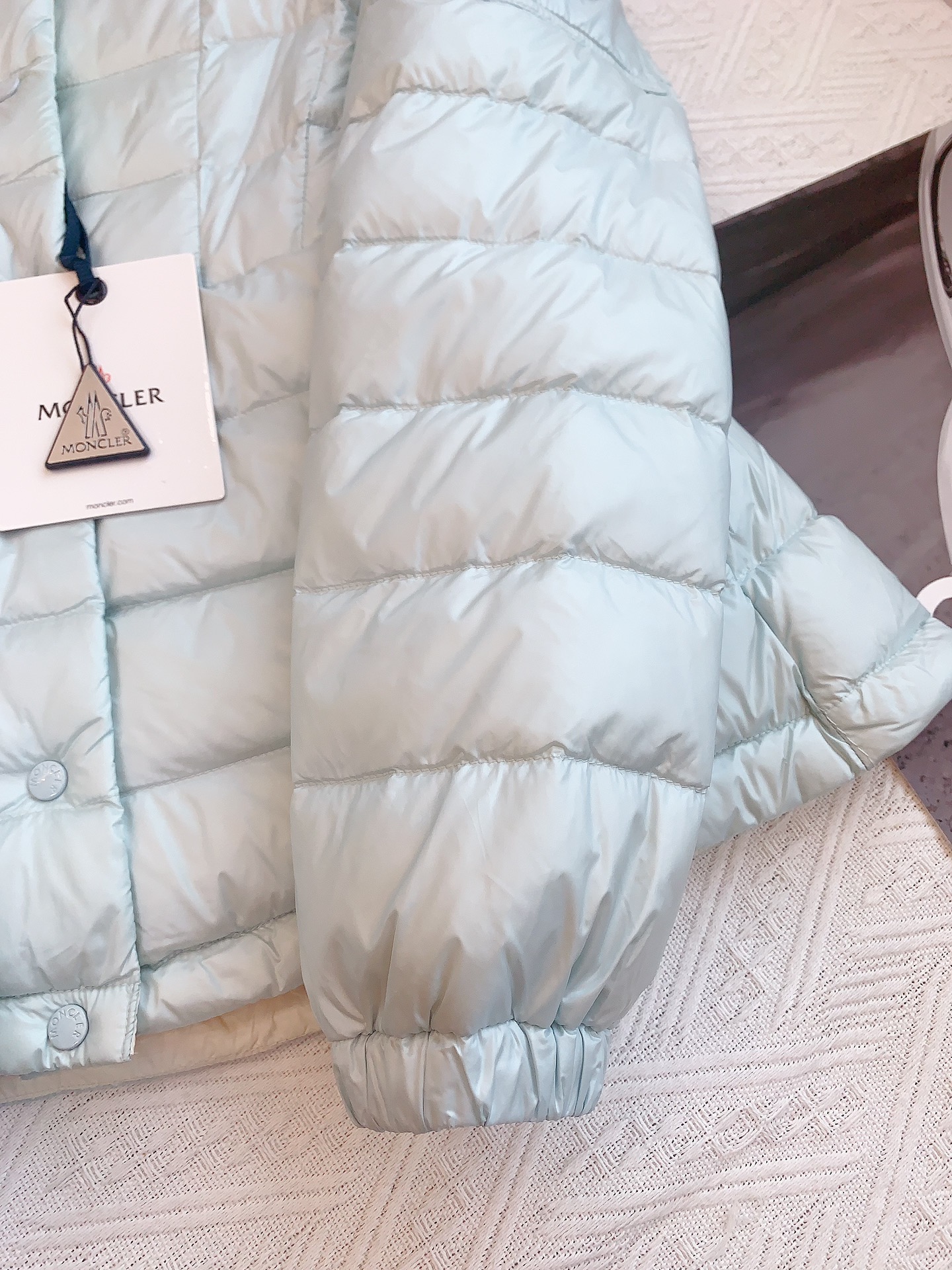 Moncler/蒙口Aminia24秋冬立领后尾裙摆轻薄女士羽绒服外套码数0-1-2颜色杏色黑色蓝色采用