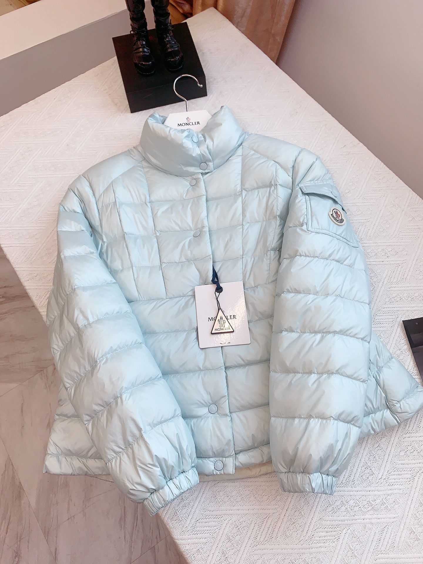 Moncler/蒙口Aminia24秋冬立领后尾裙摆轻薄女士羽绒服外套码数0-1-2颜色杏色黑色蓝色采用