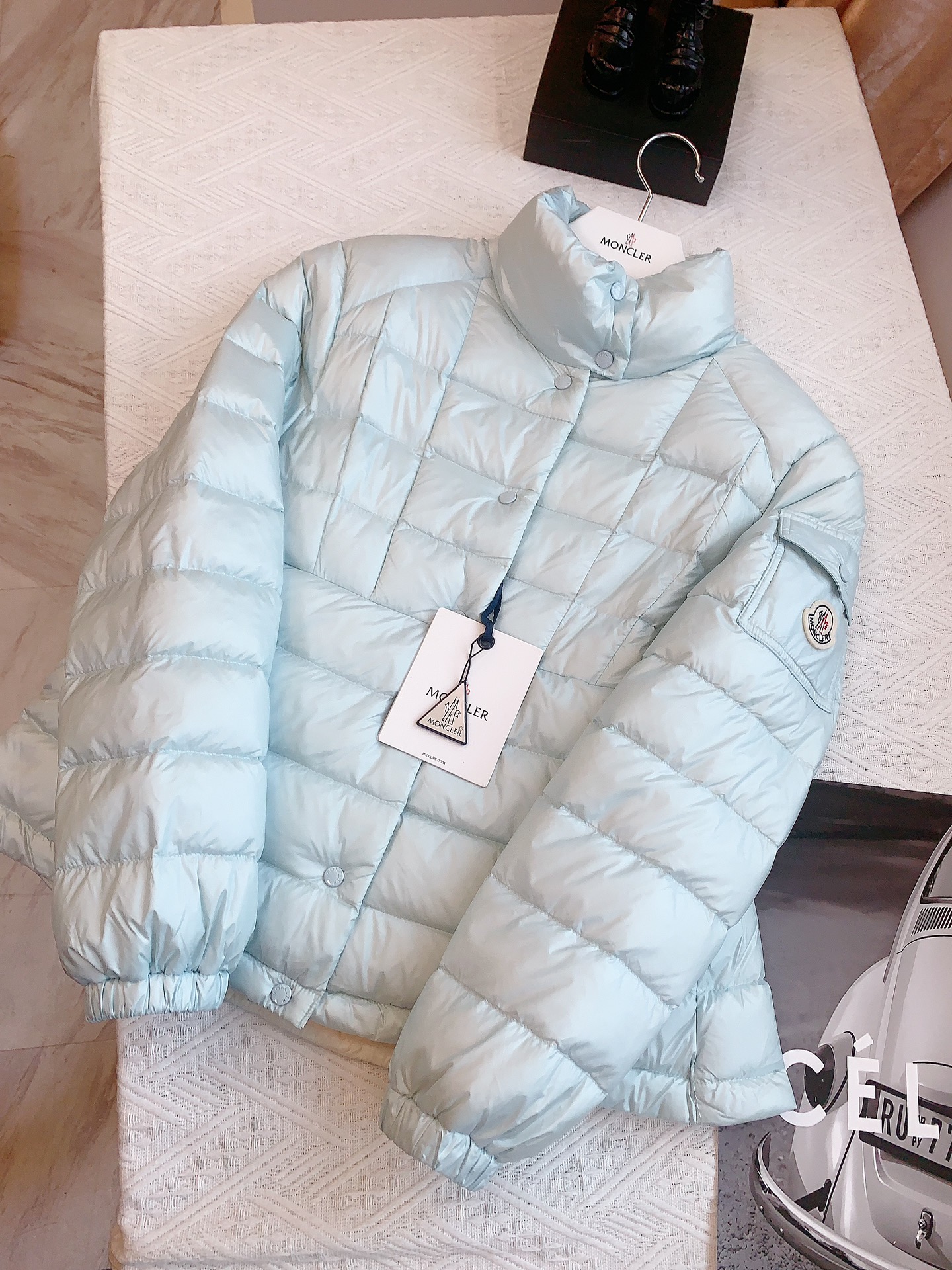 Moncler/蒙口Aminia24秋冬立领后尾裙摆轻薄女士羽绒服外套码数0-1-2颜色杏色黑色蓝色采用