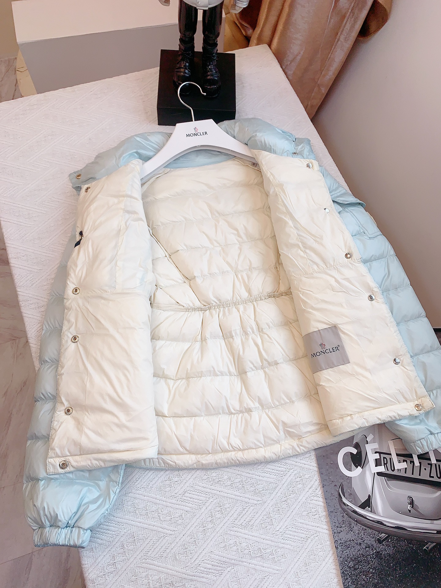 Moncler/蒙口Aminia24秋冬立领后尾裙摆轻薄女士羽绒服外套码数0-1-2颜色杏色黑色蓝色采用