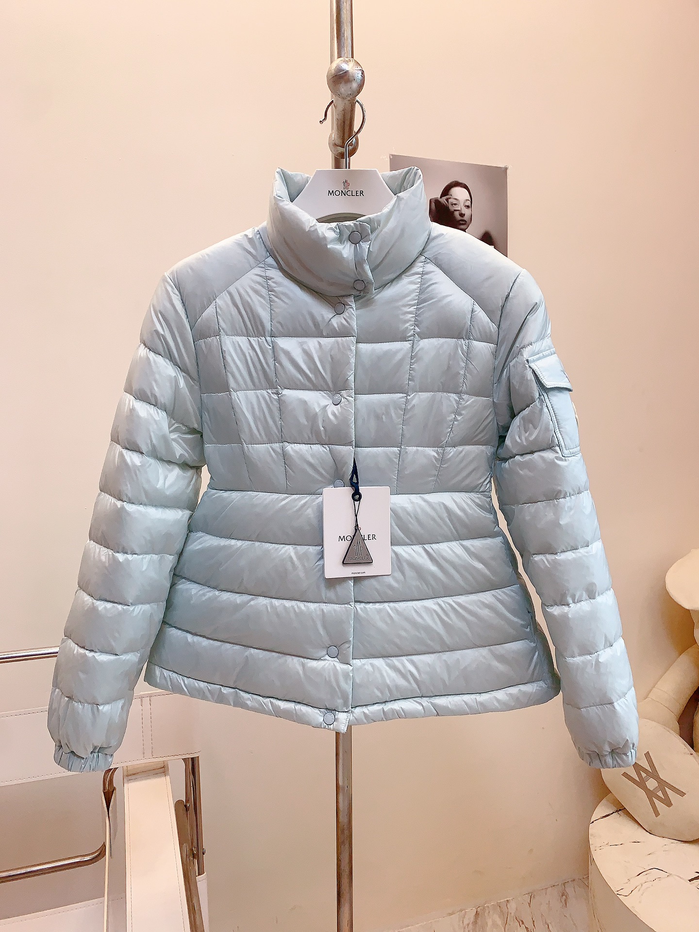 Moncler/蒙口Aminia24秋冬立领后尾裙摆轻薄女士羽绒服外套码数0-1-2颜色杏色黑色蓝色采用