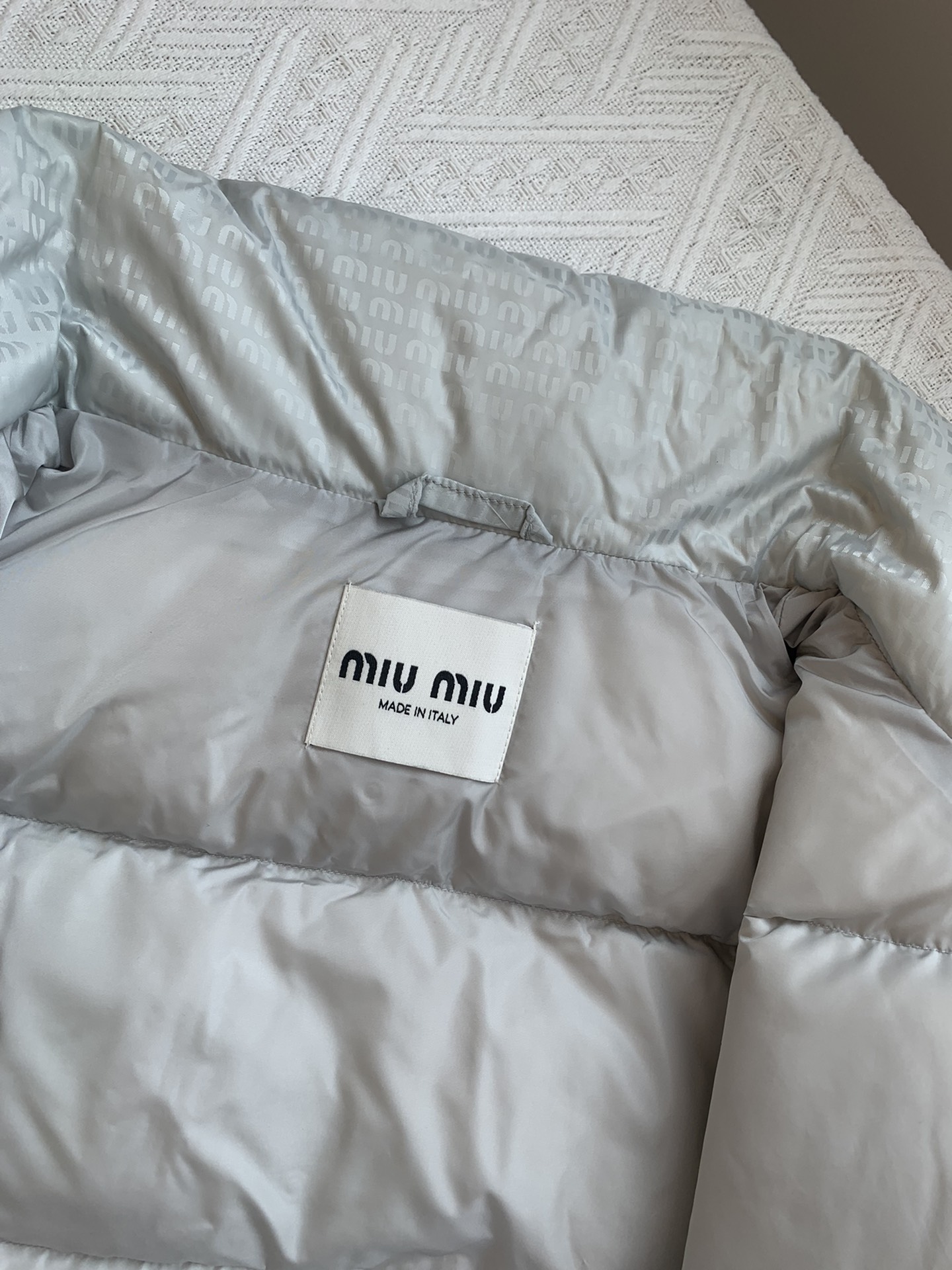 miumiu/缪缪FW新款暗纹满字母logo印花休闲羽绒服夹克外套男女码数34-36-38-40颜色黑色