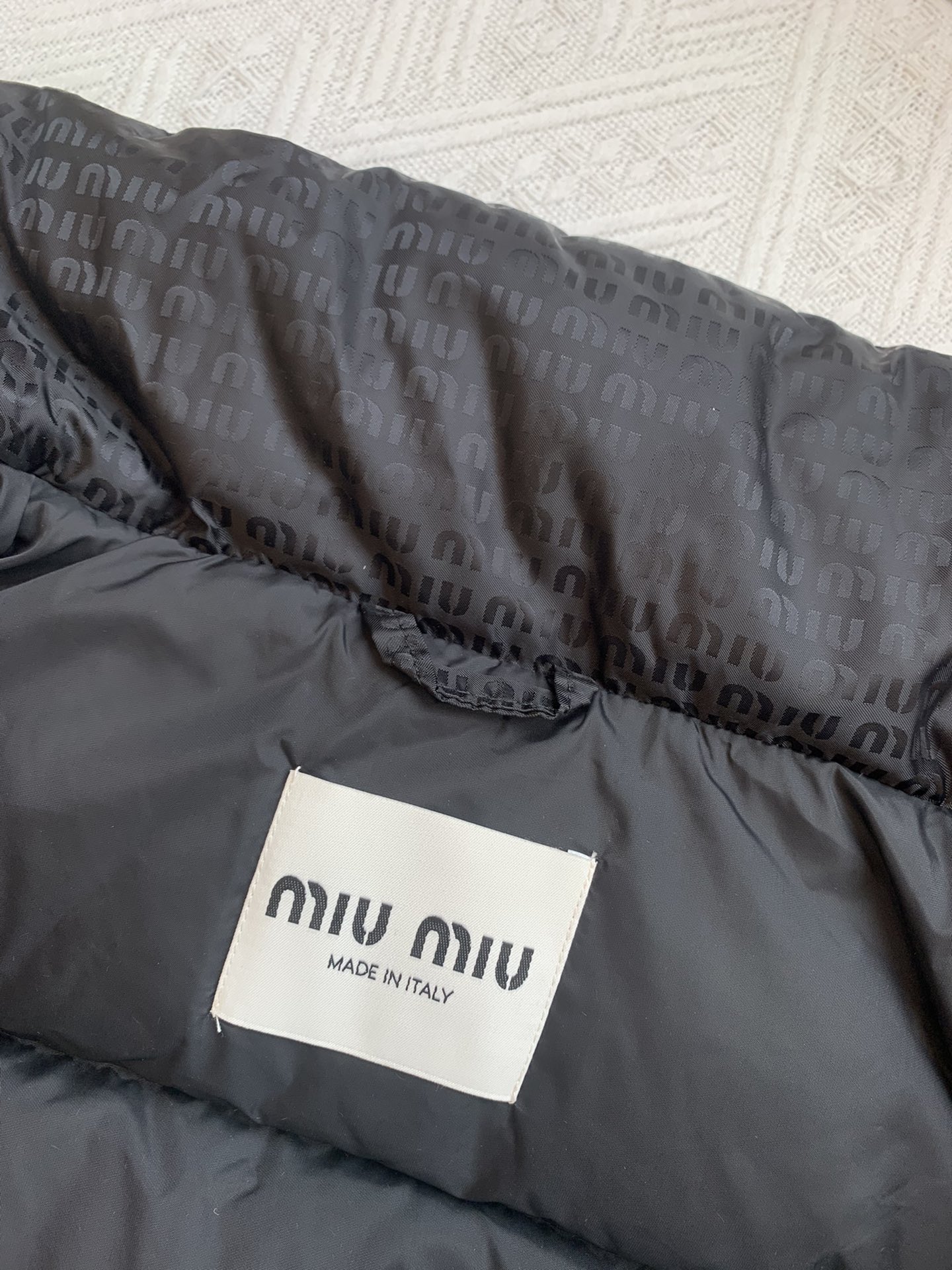 miumiu/缪缪FW新款暗纹满字母logo印花休闲羽绒服夹克外套男女码数34-36-38-40颜色黑色