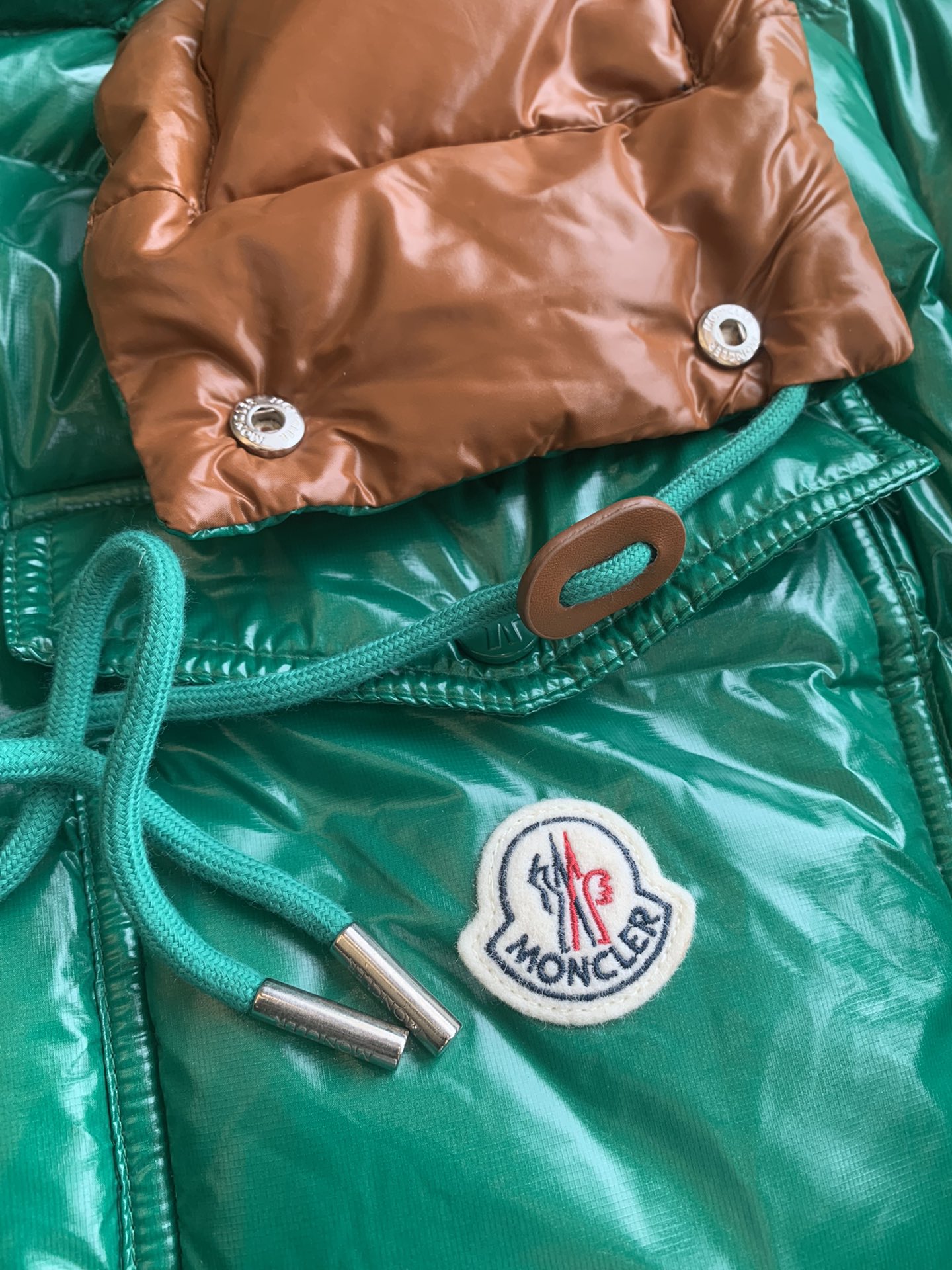 moncler1954KARAKORAM系列整体H版形没有任何的束缚感大格纹绗缝设计会更加显的年轻有朝气