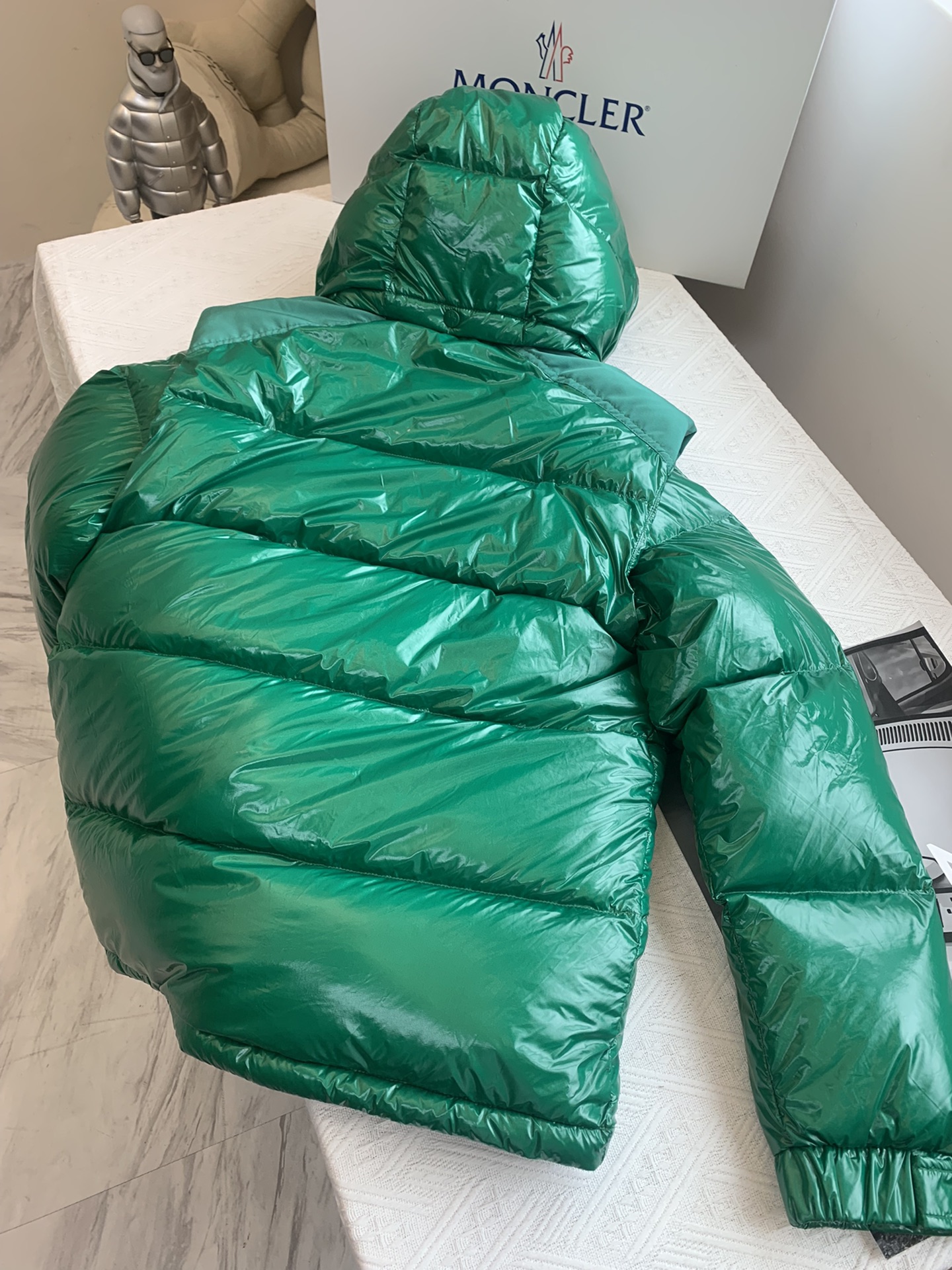 moncler1954KARAKORAM系列整体H版形没有任何的束缚感大格纹绗缝设计会更加显的年轻有朝气