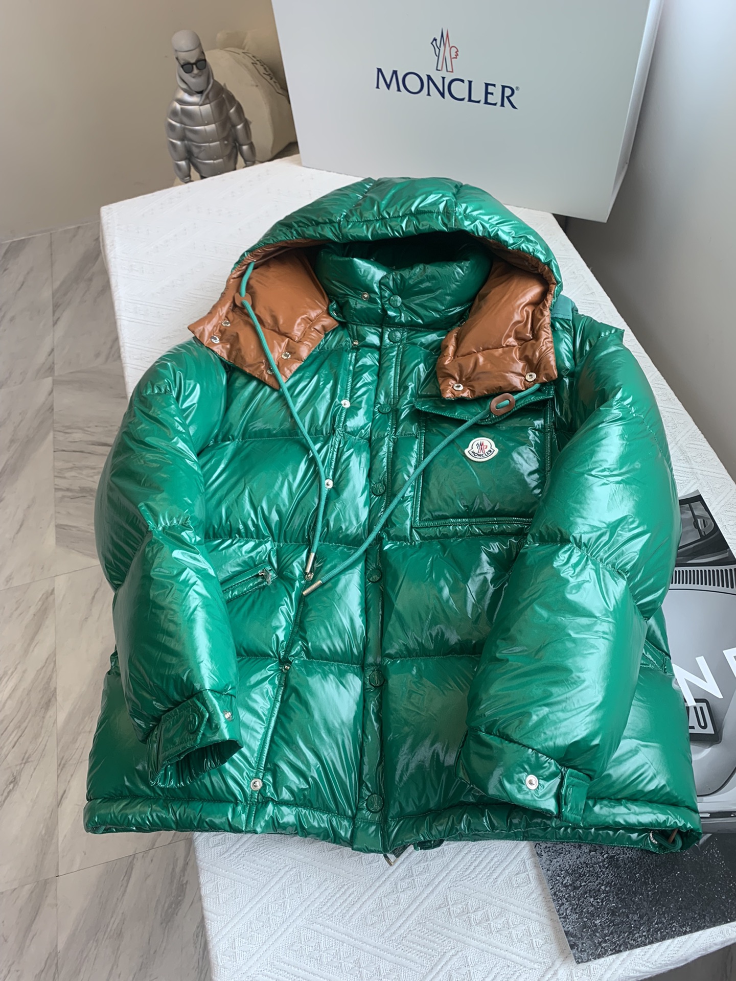 moncler1954KARAKORAM系列整体H版形没有任何的束缚感大格纹绗缝设计会更加显的年轻有朝气