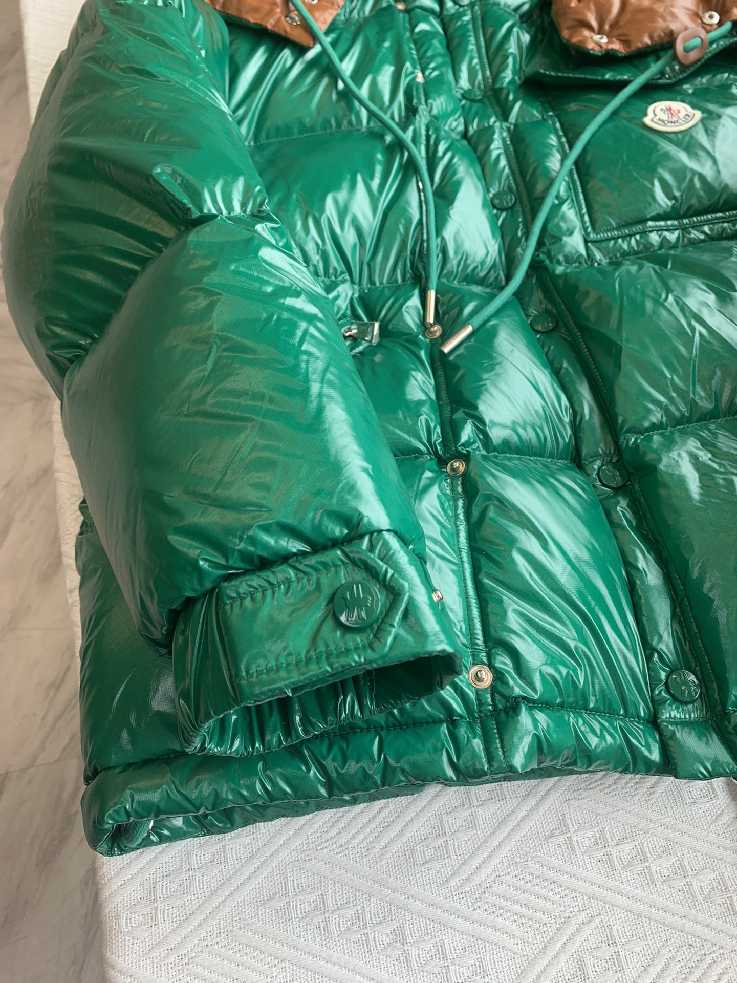 moncler1954KARAKORAM系列整体H版形没有任何的束缚感大格纹绗缝设计会更加显的年轻有朝气