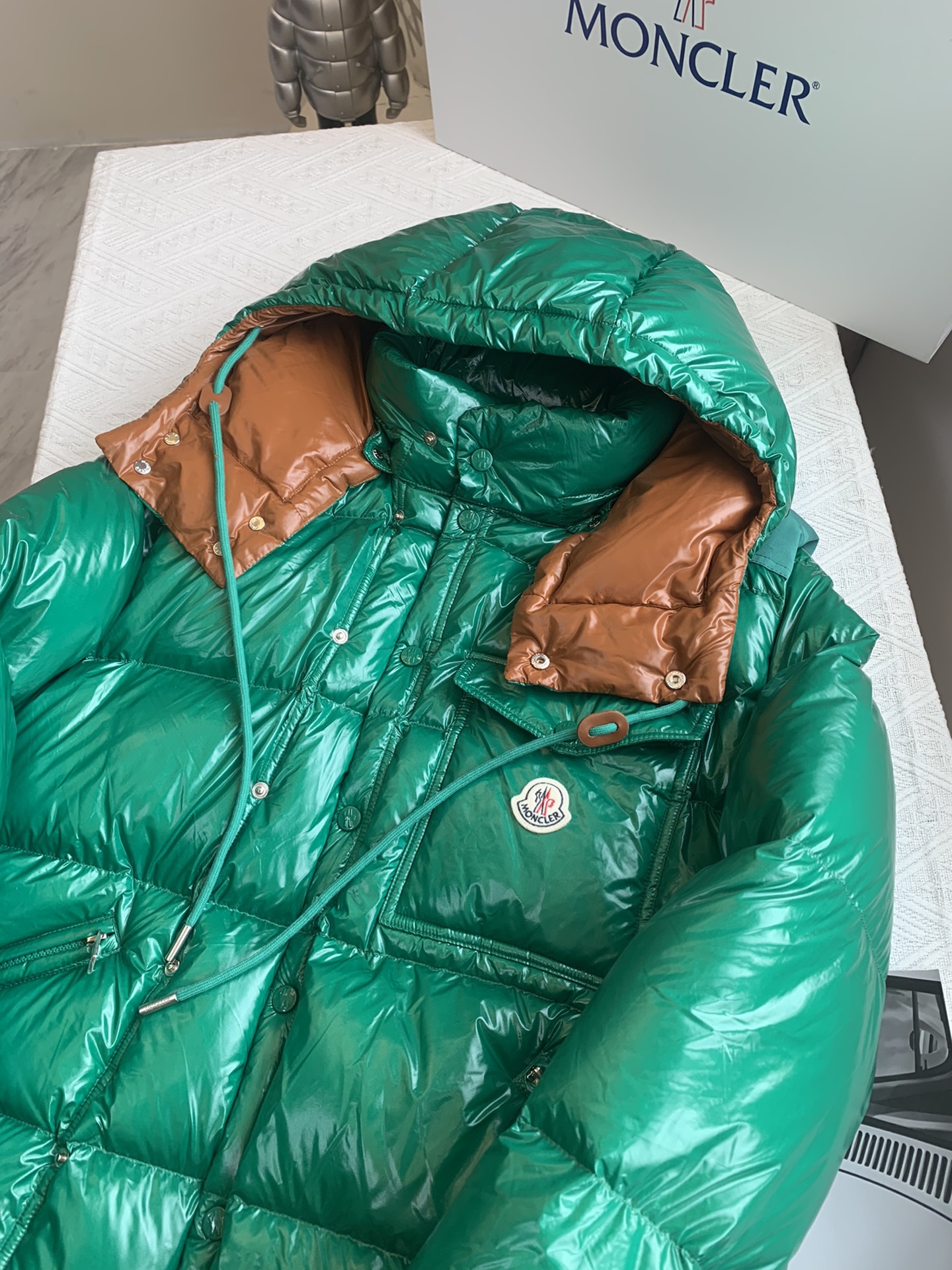 moncler1954KARAKORAM系列整体H版形没有任何的束缚感大格纹绗缝设计会更加显的年轻有朝气