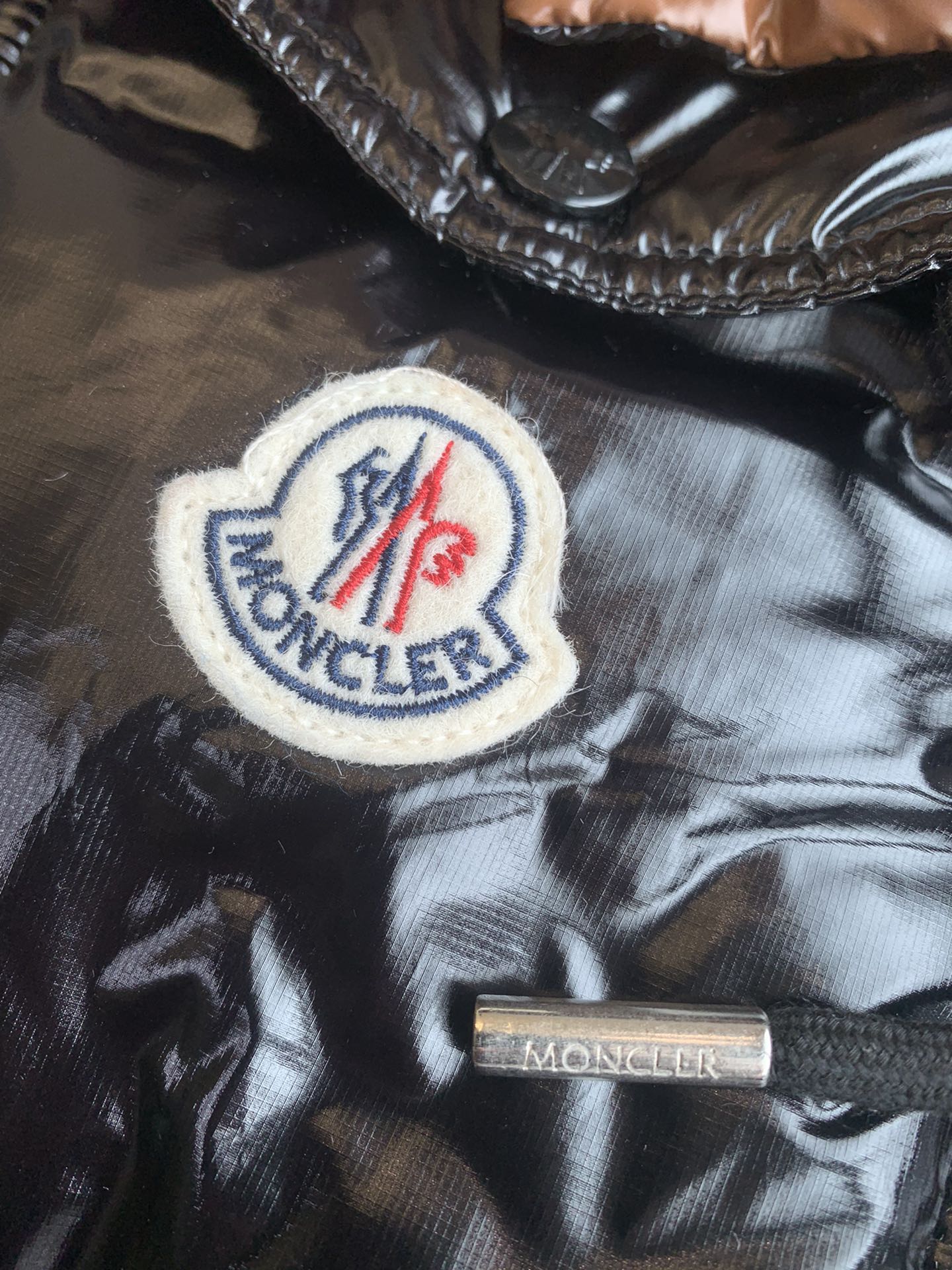 moncler1954KARAKORAM系列整体H版形没有任何的束缚感大格纹绗缝设计会更加显的年轻有朝气