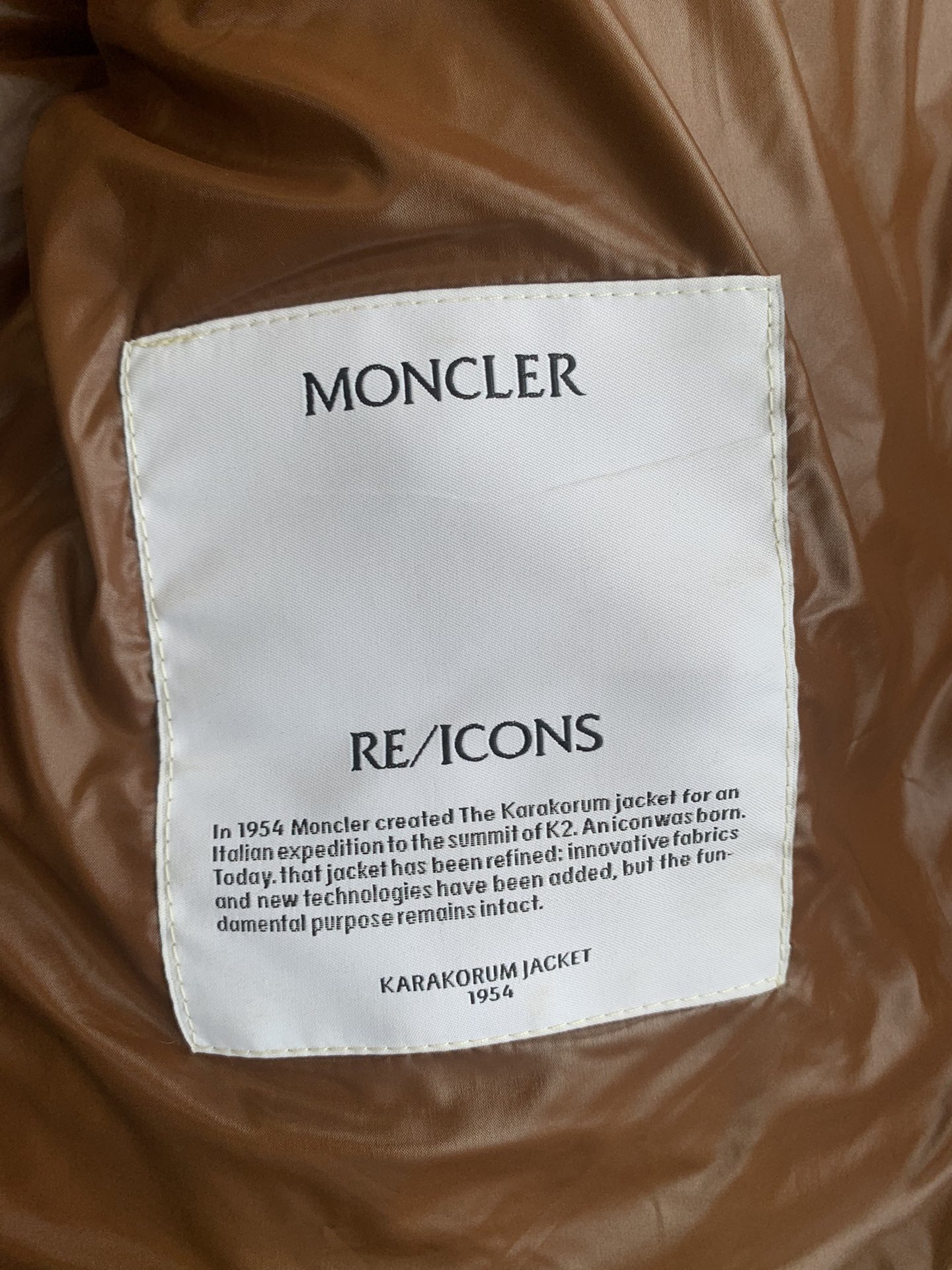 moncler1954KARAKORAM系列整体H版形没有任何的束缚感大格纹绗缝设计会更加显的年轻有朝气