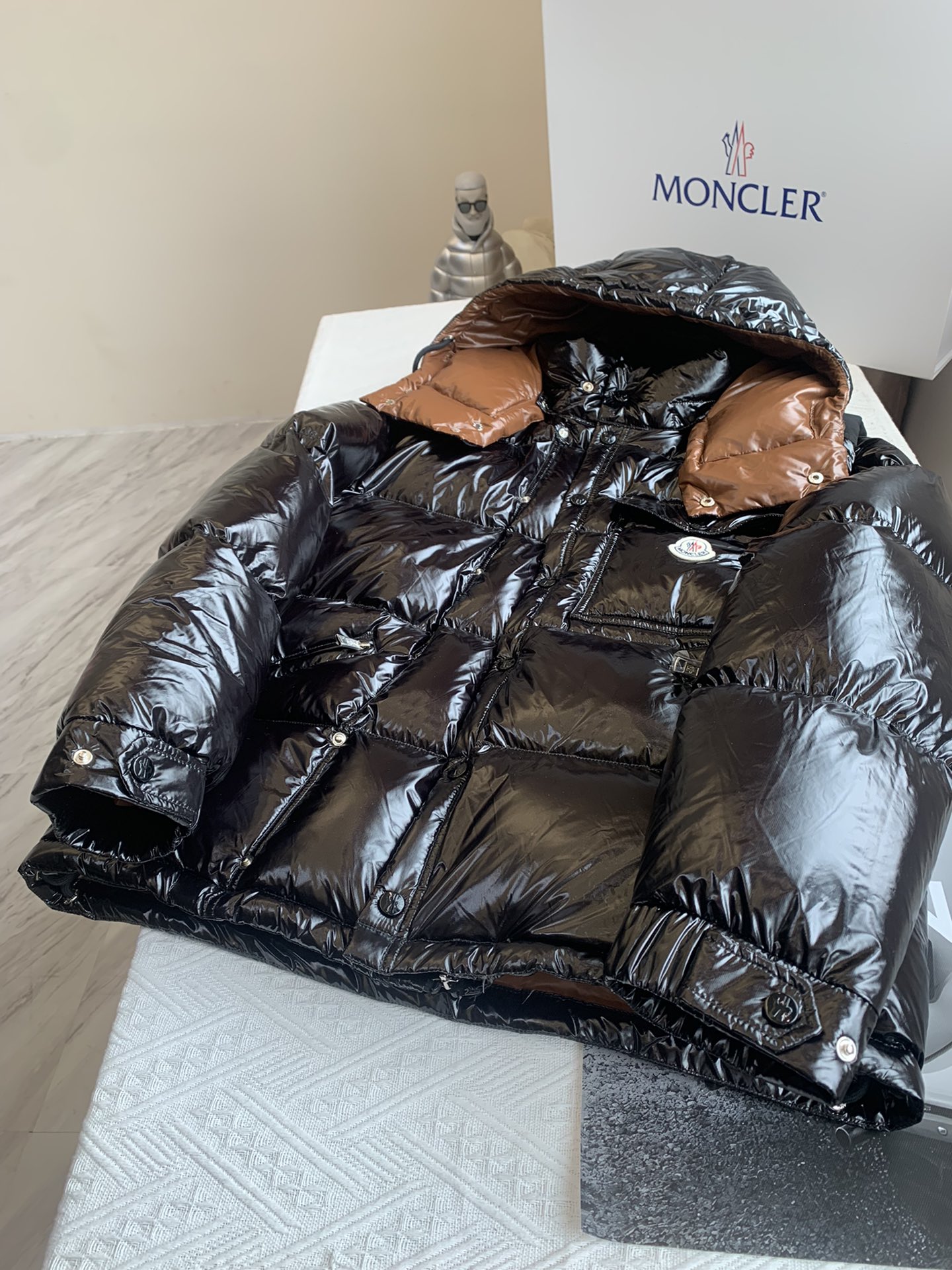 moncler1954KARAKORAM系列整体H版形没有任何的束缚感大格纹绗缝设计会更加显的年轻有朝气