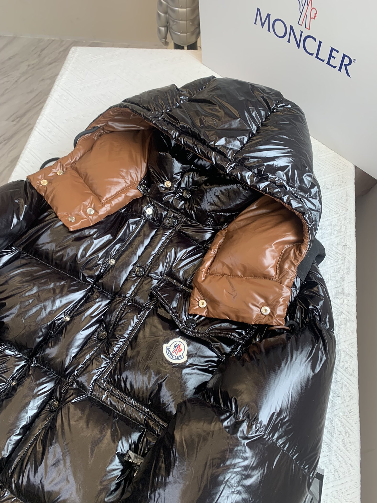 moncler1954KARAKORAM系列整体H版形没有任何的束缚感大格纹绗缝设计会更加显的年轻有朝气