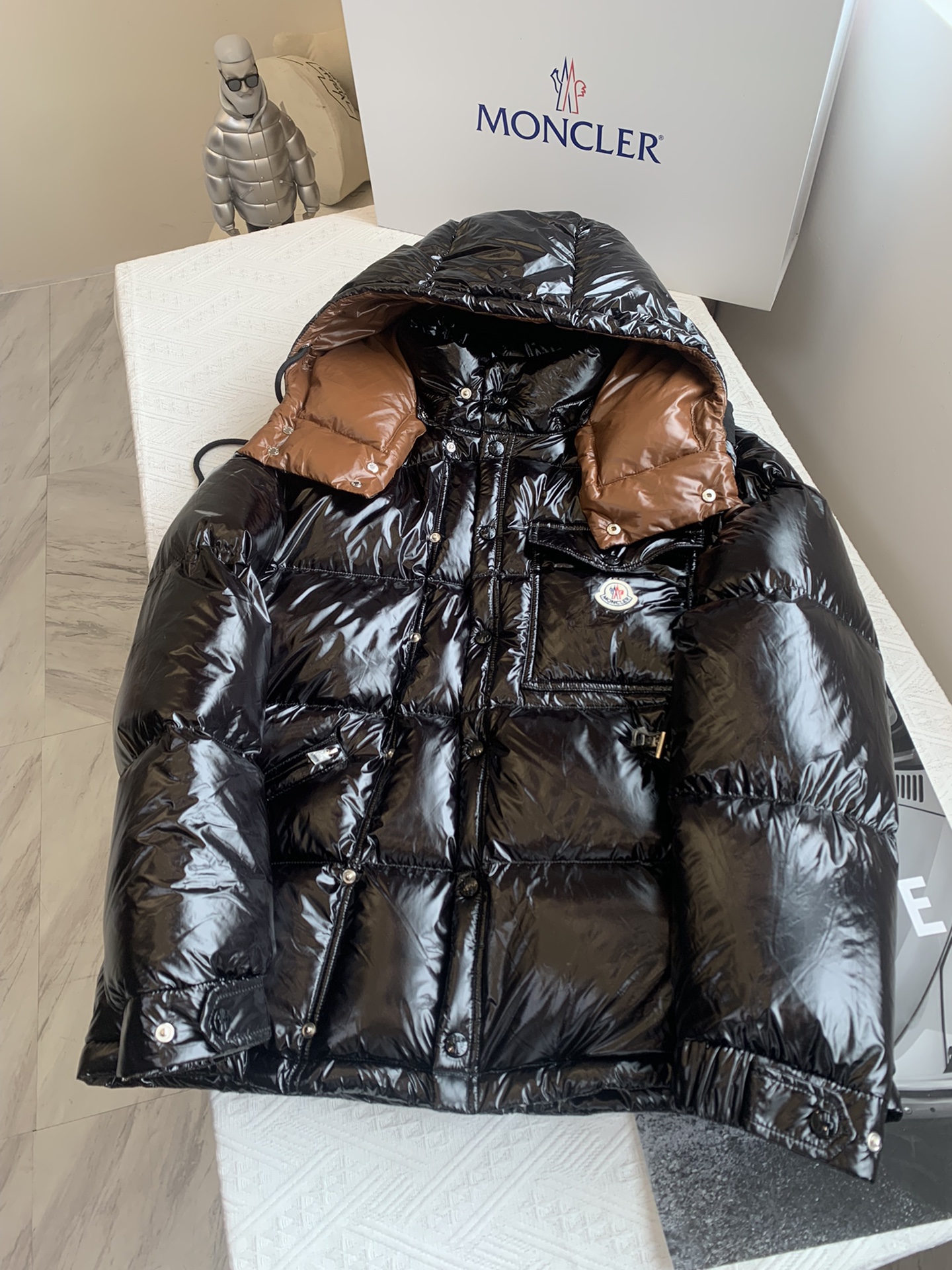 moncler1954KARAKORAM系列整体H版形没有任何的束缚感大格纹绗缝设计会更加显的年轻有朝气