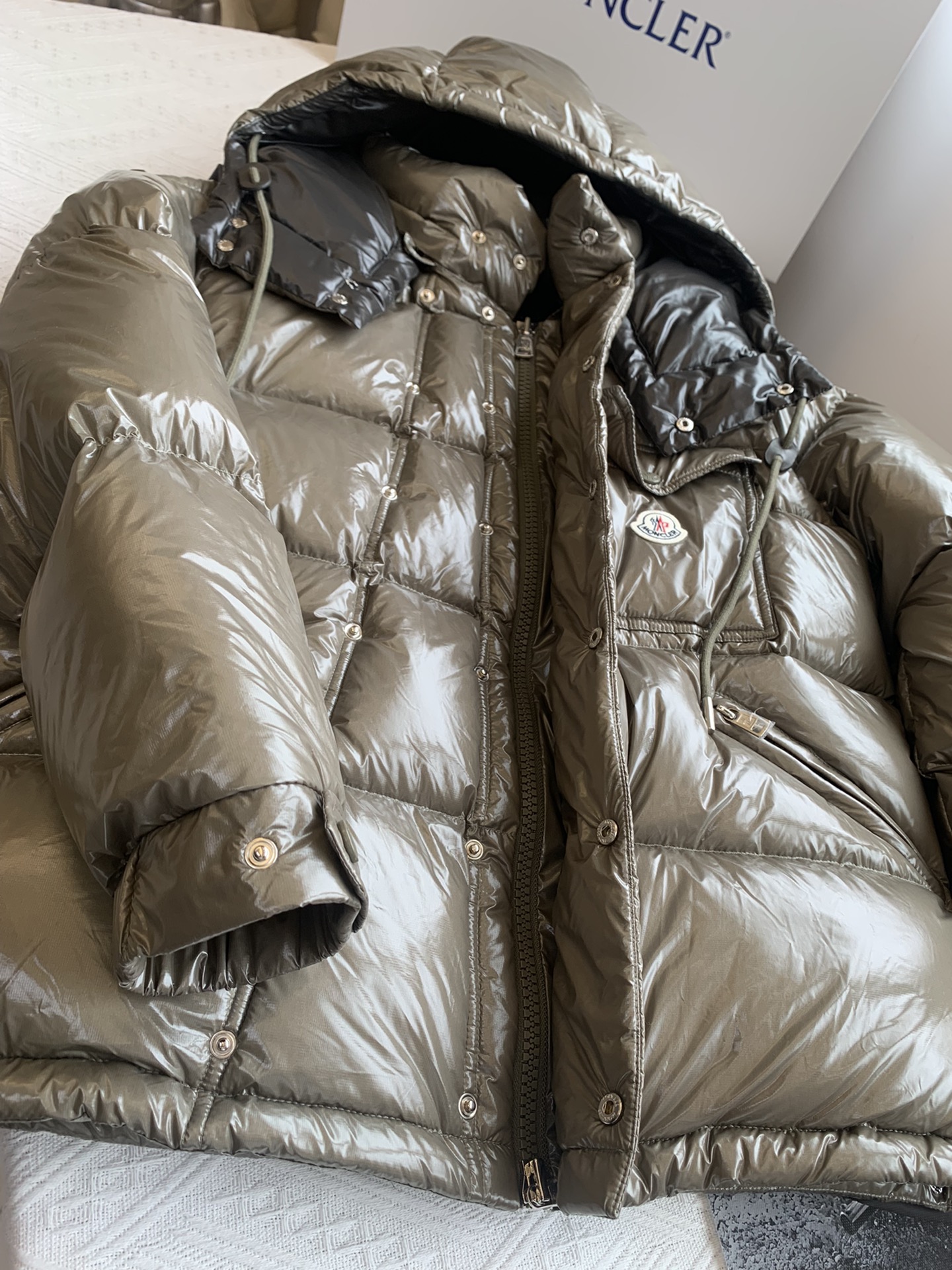 moncler1954KARAKORAM系列整体H版形没有任何的束缚感大格纹绗缝设计会更加显的年轻有朝气