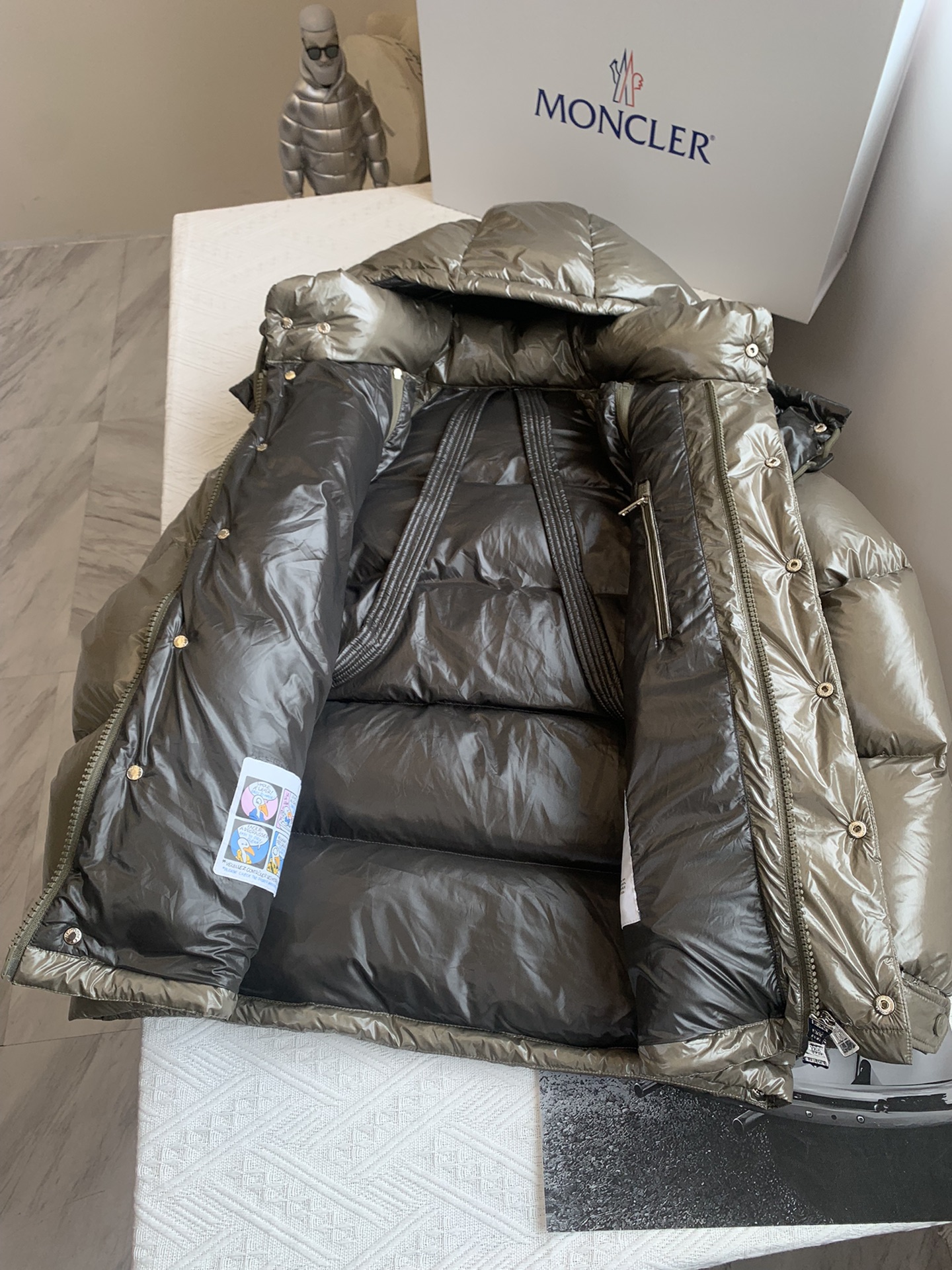 moncler1954KARAKORAM系列整体H版形没有任何的束缚感大格纹绗缝设计会更加显的年轻有朝气