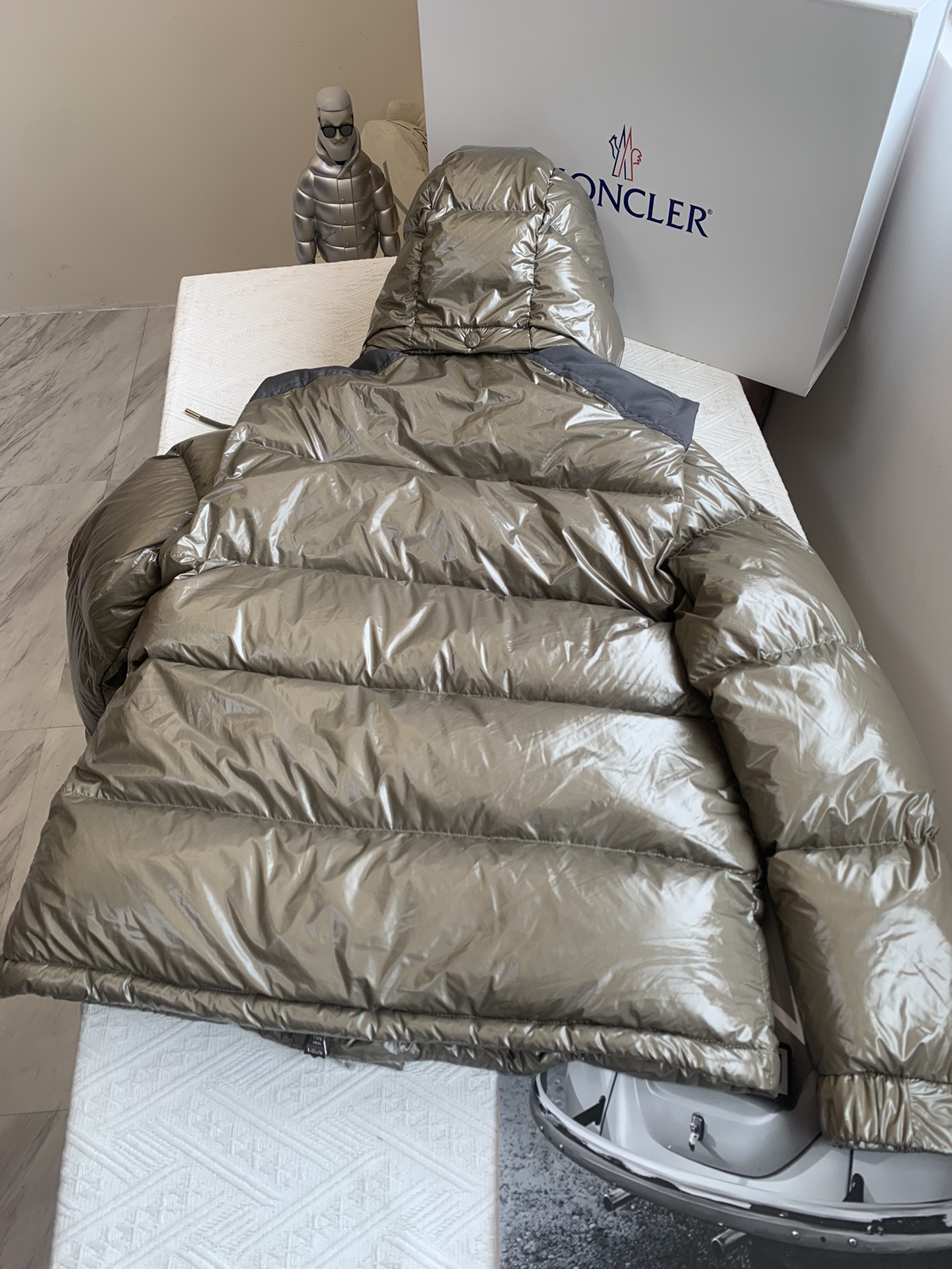 moncler1954KARAKORAM系列整体H版形没有任何的束缚感大格纹绗缝设计会更加显的年轻有朝气