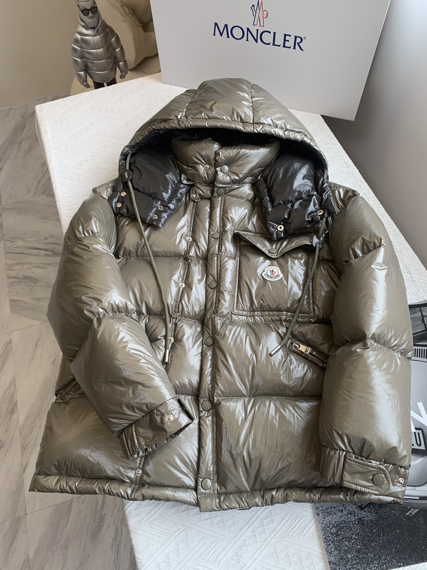 moncler1954KARAKORAM系列整体H版形没有任何的束缚感大格纹绗缝设计会更加显的年轻有朝气