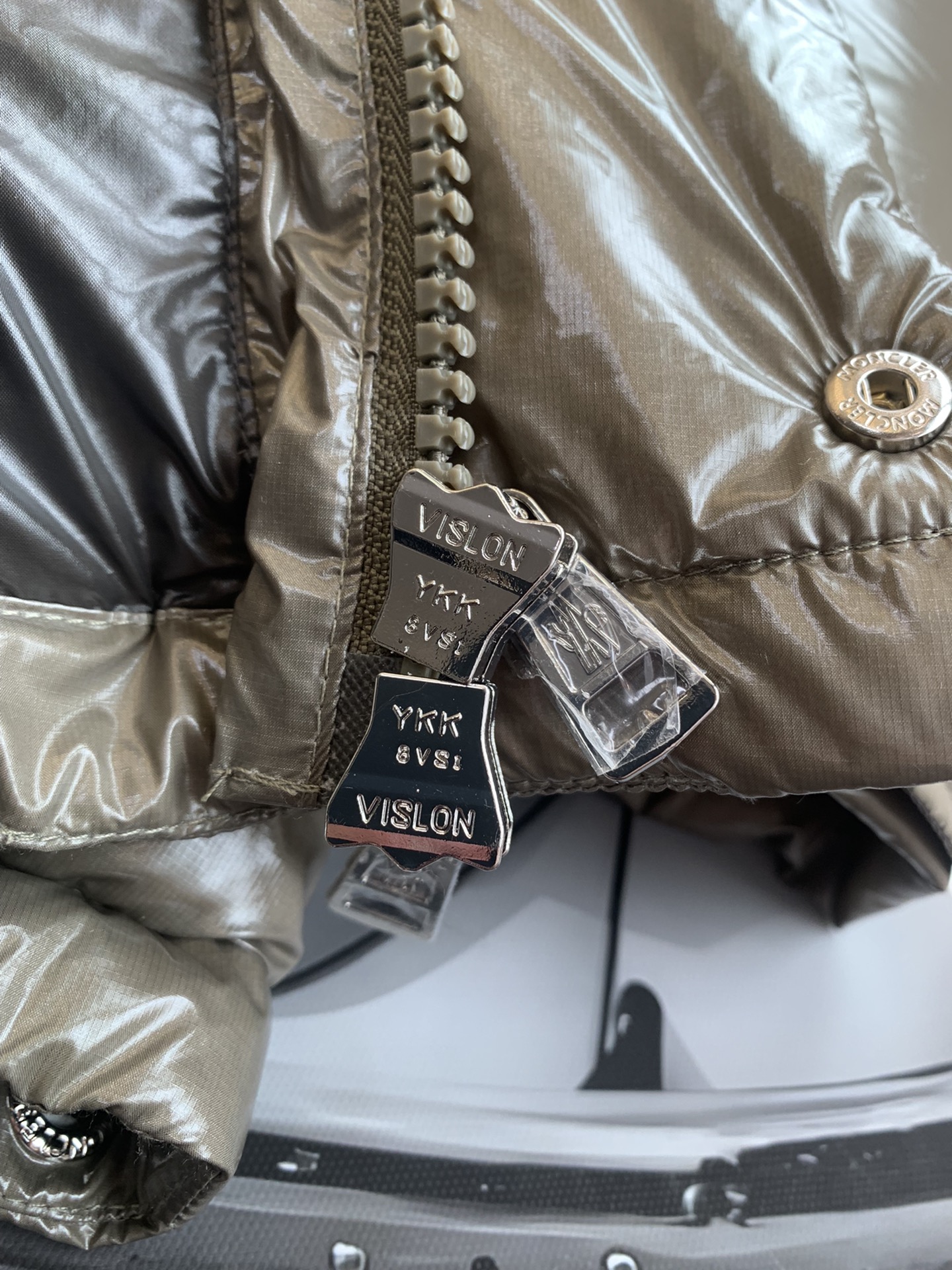 moncler1954KARAKORAM系列整体H版形没有任何的束缚感大格纹绗缝设计会更加显的年轻有朝气