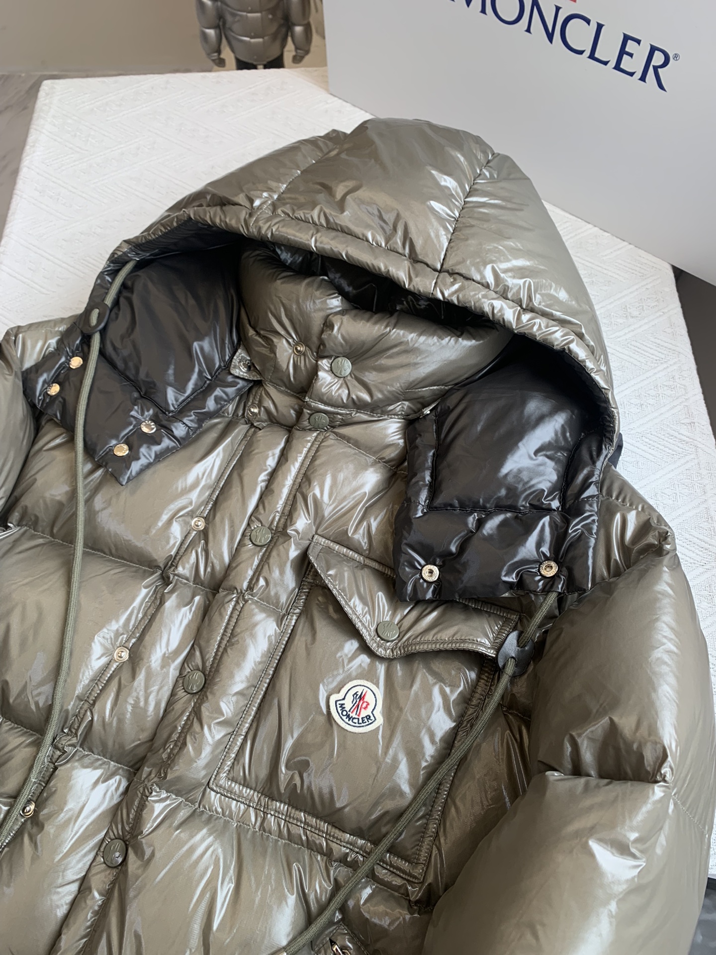 moncler1954KARAKORAM系列整体H版形没有任何的束缚感大格纹绗缝设计会更加显的年轻有朝气