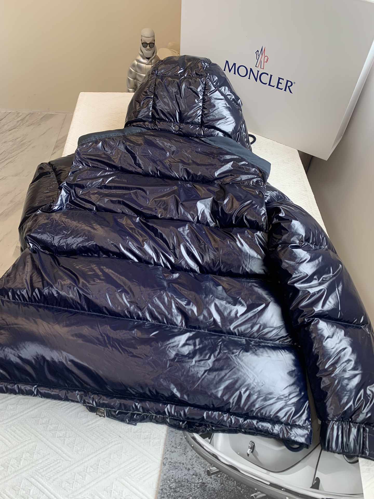 moncler1954KARAKORAM系列整体H版形没有任何的束缚感大格纹绗缝设计会更加显的年轻有朝气