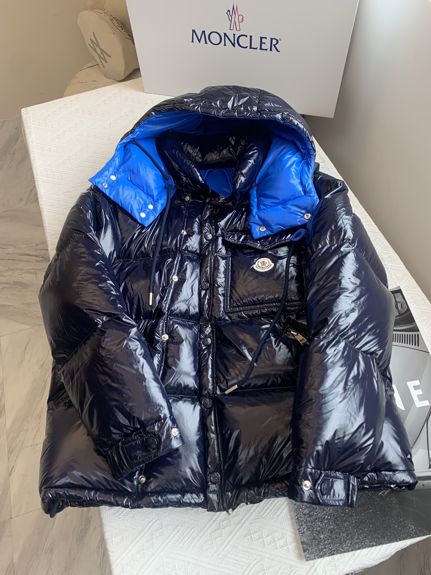 moncler1954KARAKORAM系列整体H版形没有任何的束缚感大格纹绗缝设计会更加显的年轻有朝气