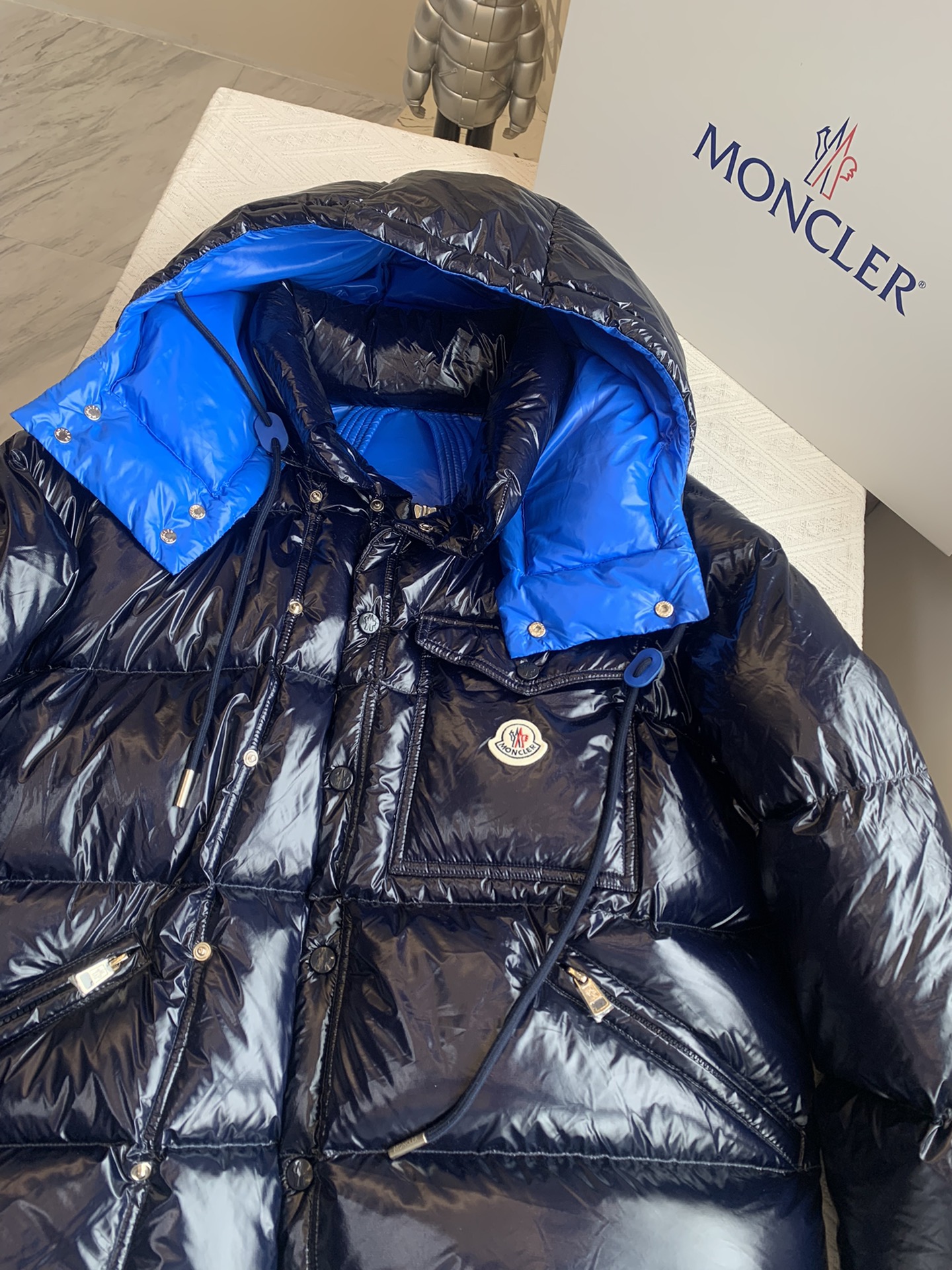 moncler1954KARAKORAM系列整体H版形没有任何的束缚感大格纹绗缝设计会更加显的年轻有朝气