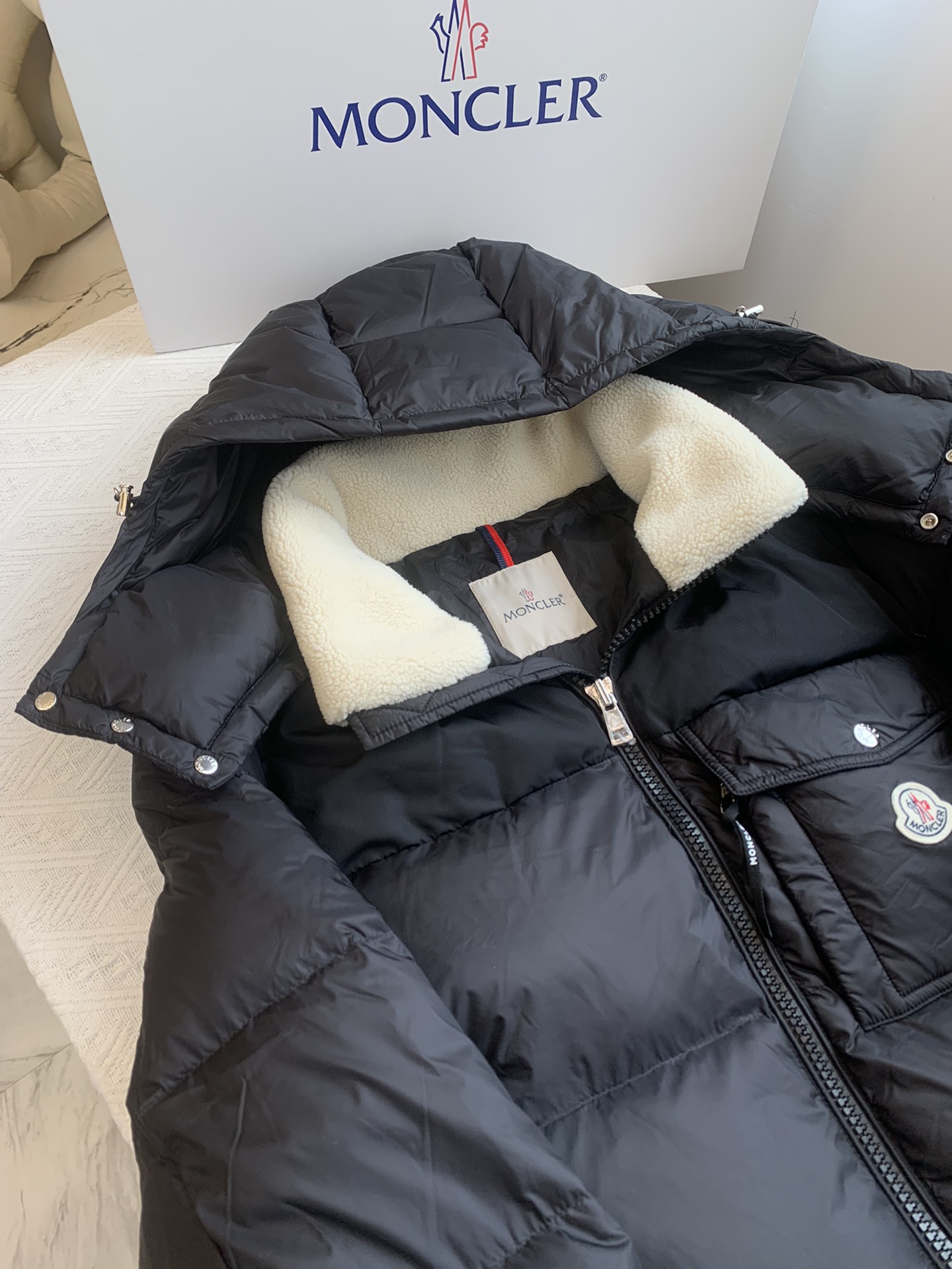 Moncler/蒙口bayuda短款羽绒服男士连帽夹克外套码数1-2-3-4-5-6颜色黑色*藏青色羊羔