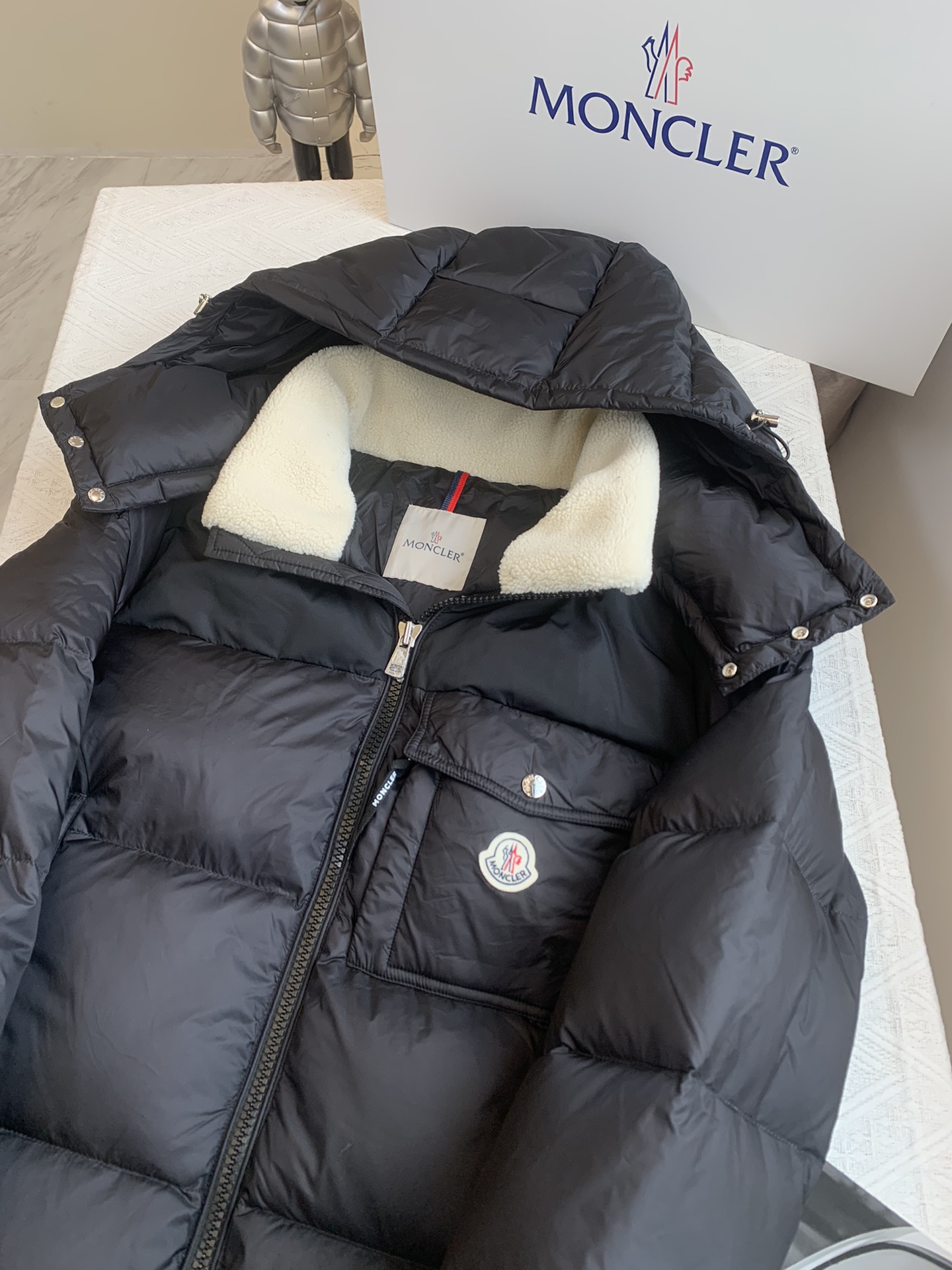 Moncler/蒙口bayuda短款羽绒服男士连帽夹克外套码数1-2-3-4-5-6颜色黑色*藏青色羊羔