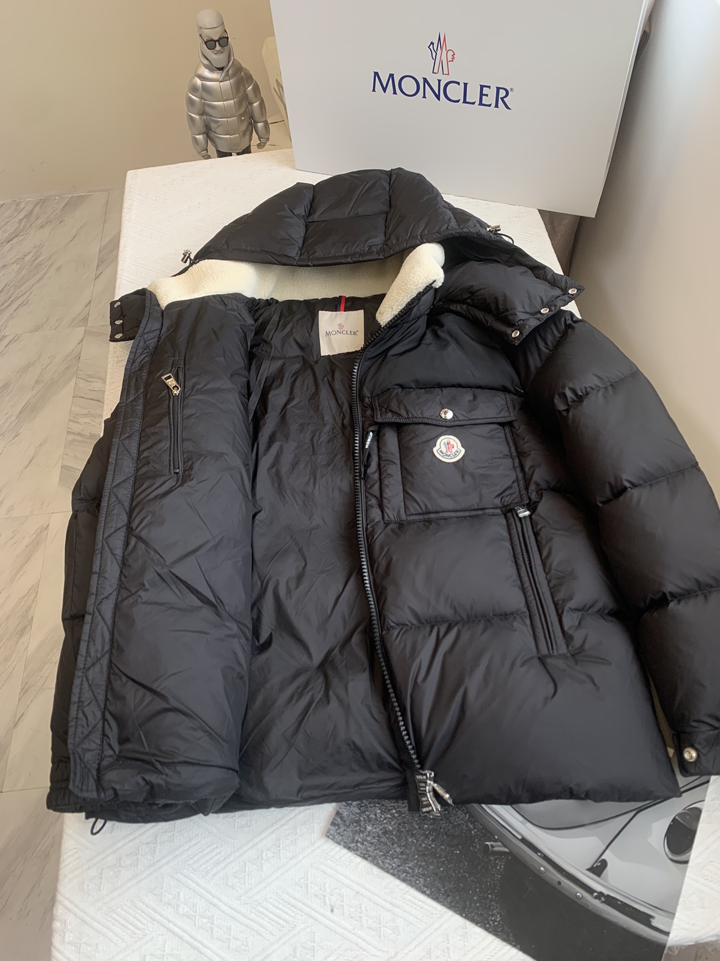 Moncler/蒙口bayuda短款羽绒服男士连帽夹克外套码数1-2-3-4-5-6颜色黑色*藏青色羊羔