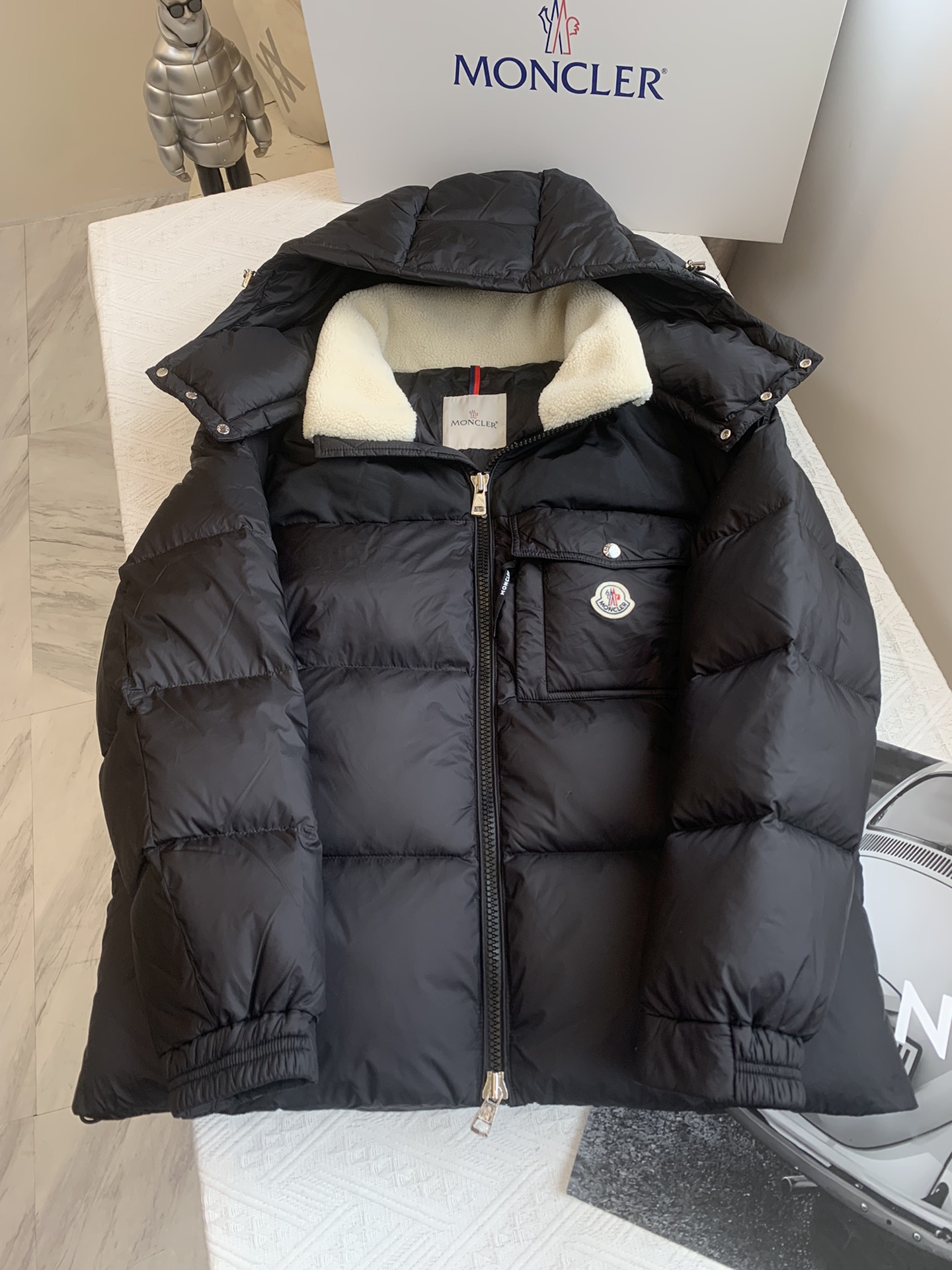 Moncler/蒙口bayuda短款羽绒服男士连帽夹克外套码数1-2-3-4-5-6颜色黑色*藏青色羊羔