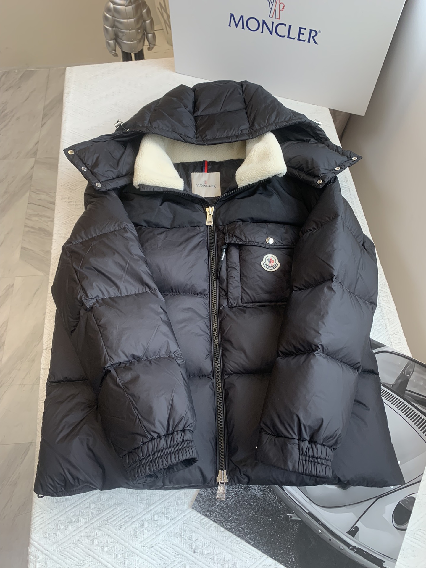 Moncler/蒙口bayuda短款羽绒服男士连帽夹克外套码数1-2-3-4-5-6颜色黑色*藏青色羊羔