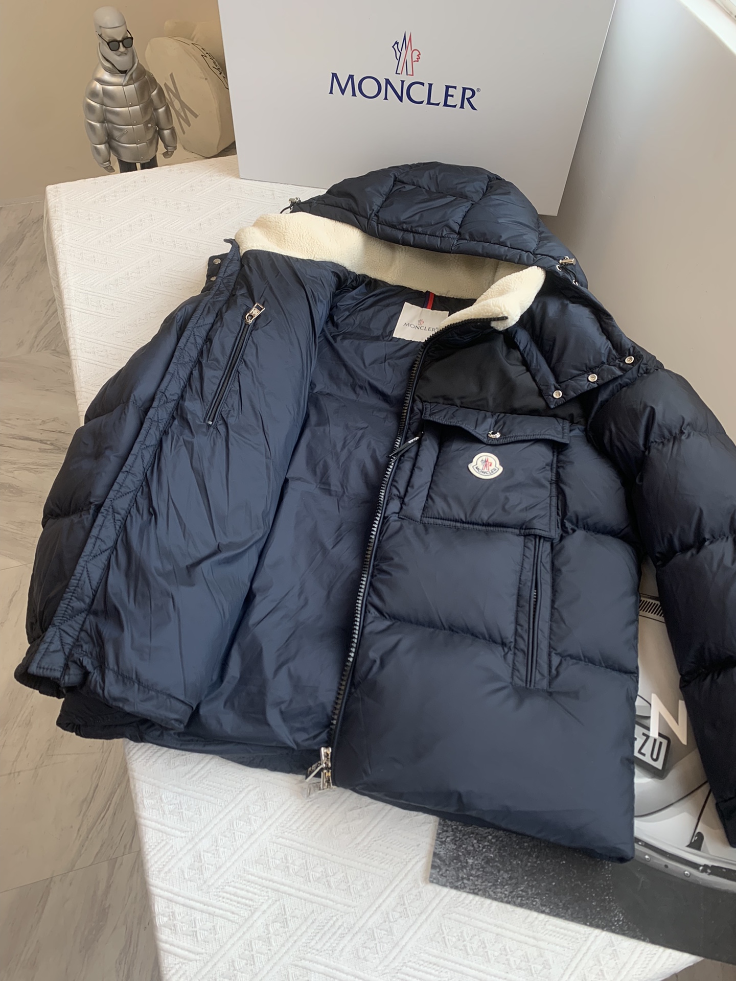 Moncler/蒙口bayuda短款羽绒服男士连帽夹克外套码数1-2-3-4-5-6颜色黑色*藏青色羊羔