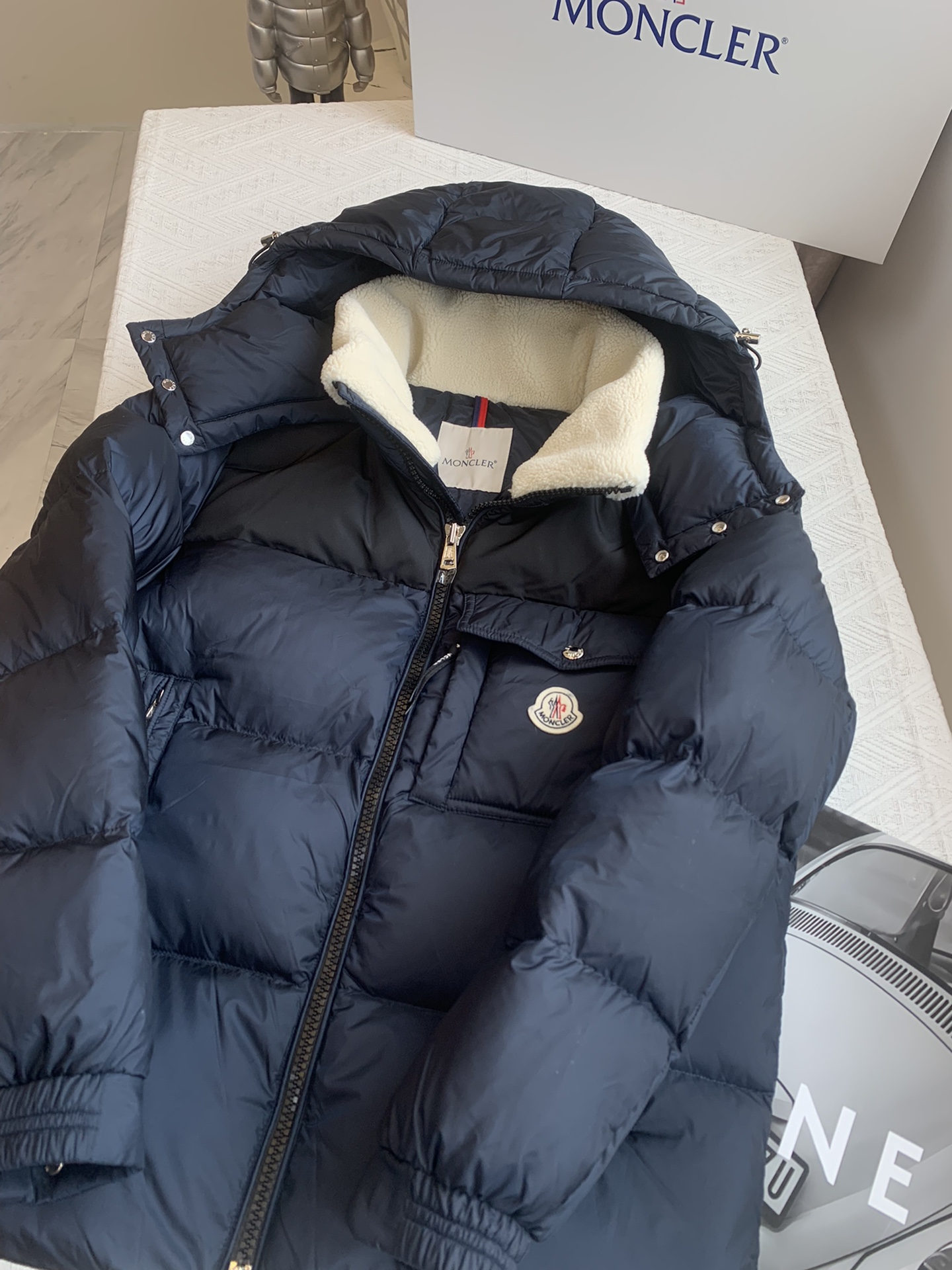 Moncler/蒙口bayuda短款羽绒服男士连帽夹克外套码数1-2-3-4-5-6颜色黑色*藏青色羊羔