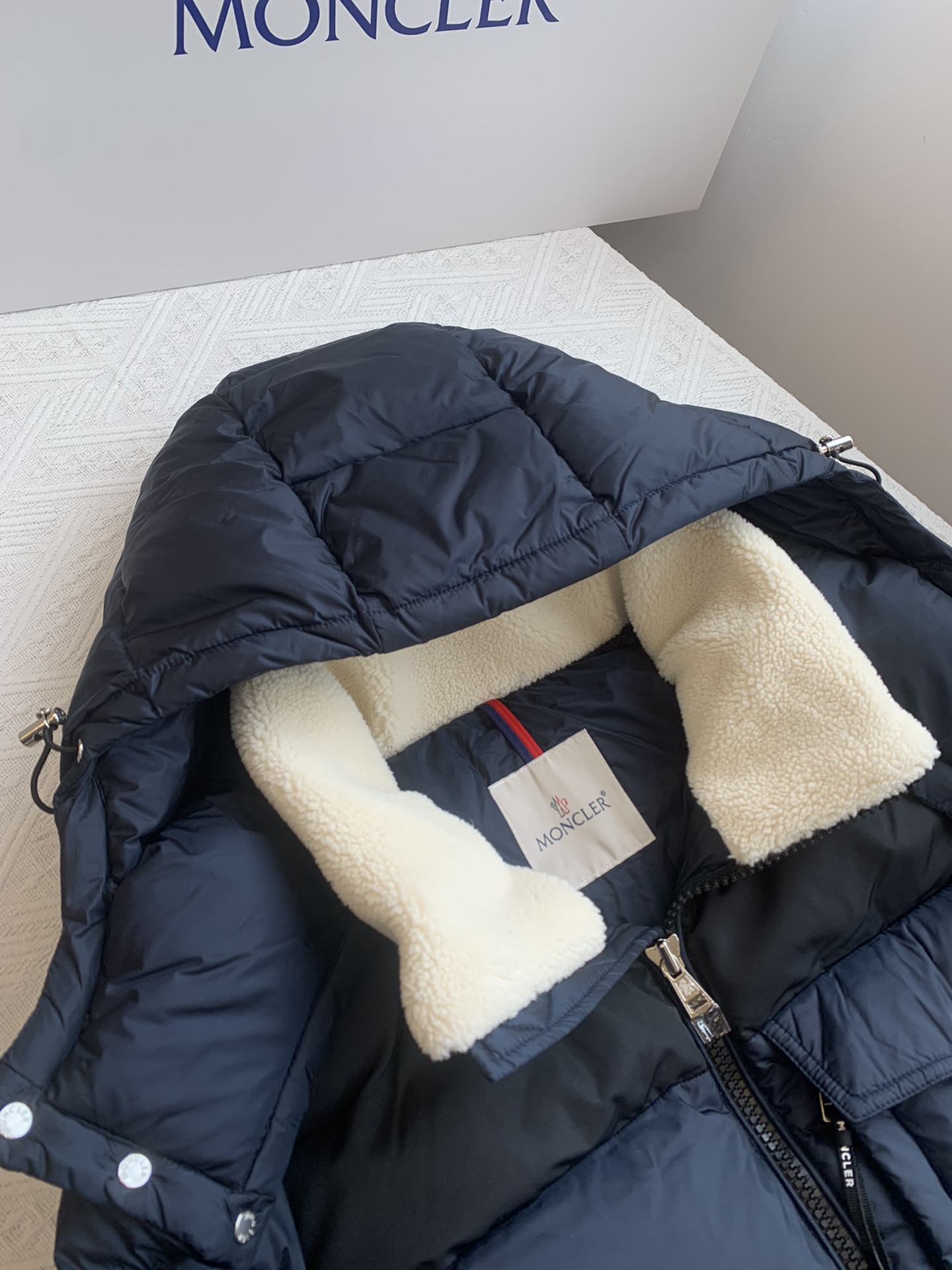 Moncler/蒙口bayuda短款羽绒服男士连帽夹克外套码数1-2-3-4-5-6颜色黑色*藏青色羊羔