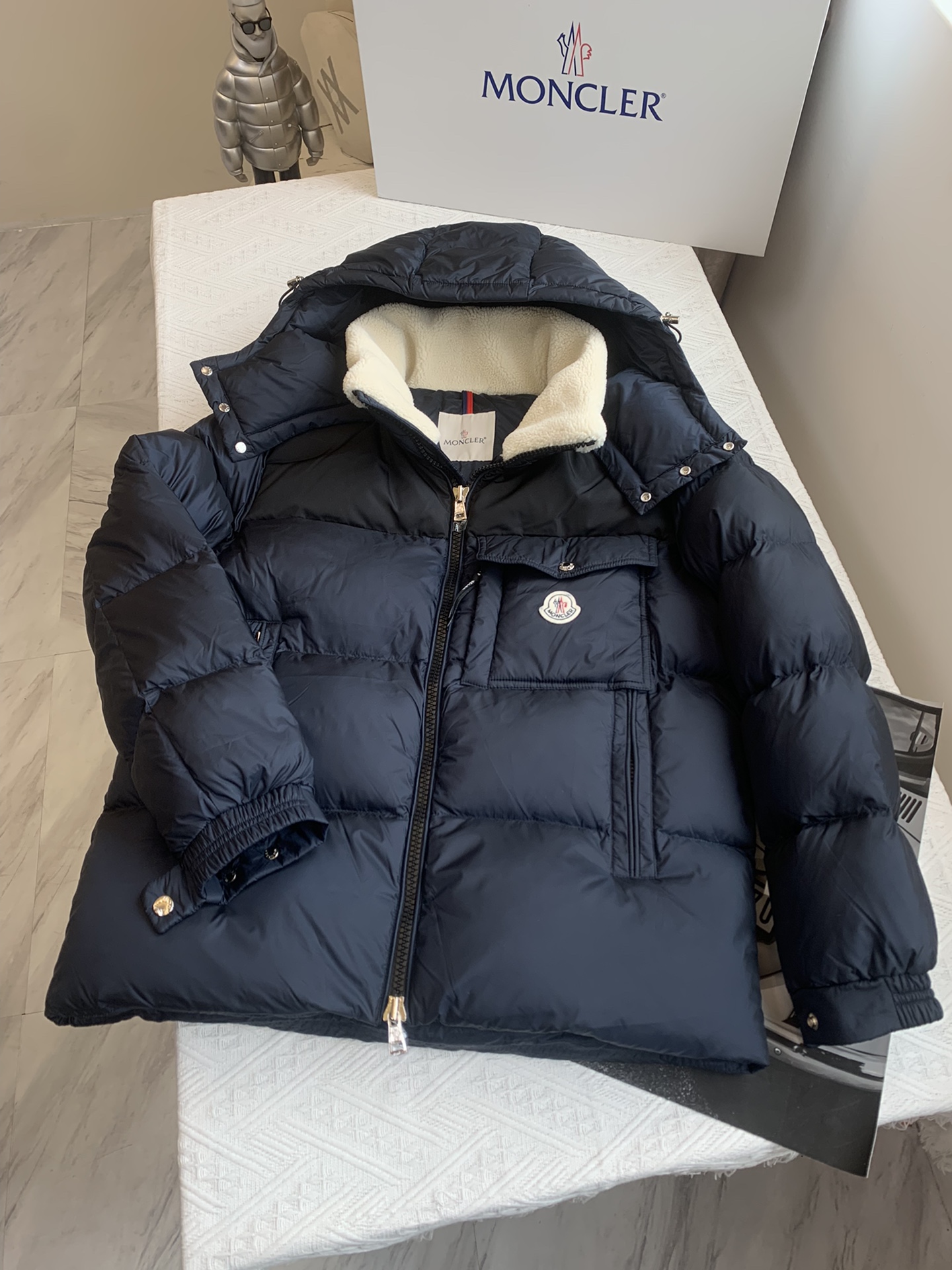 Moncler/蒙口bayuda短款羽绒服男士连帽夹克外套码数1-2-3-4-5-6颜色黑色*藏青色羊羔