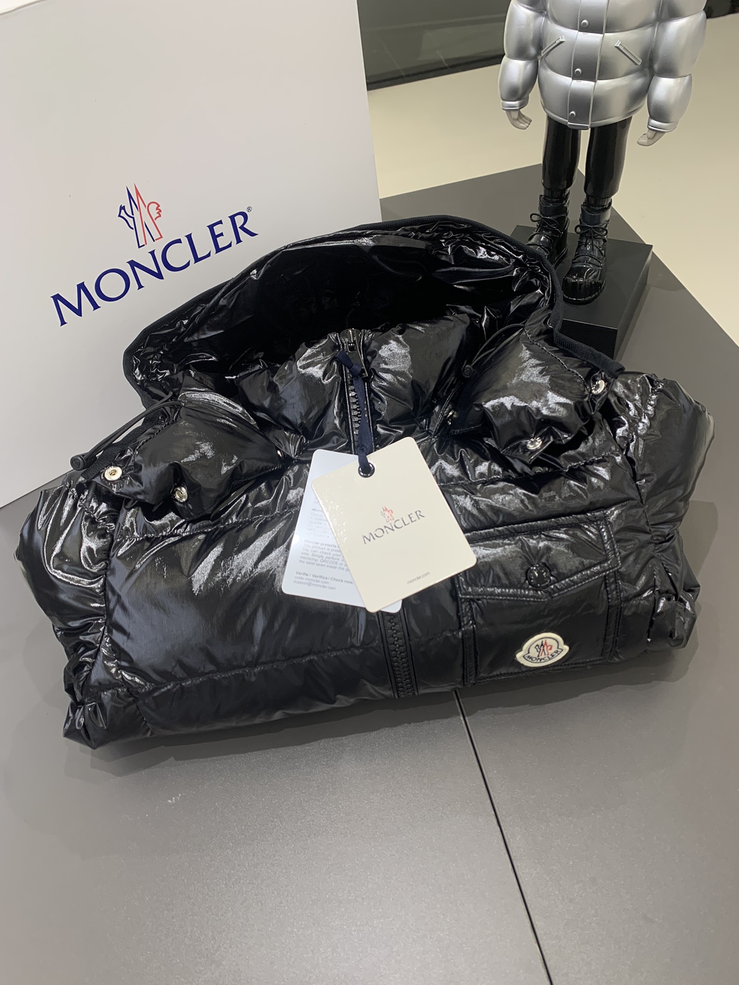 Moncler/蒙口Andro24秋冬可拆连帽短款亮面小短款四色女士羽绒服外套超级减龄版型和冰淇淋奶油配