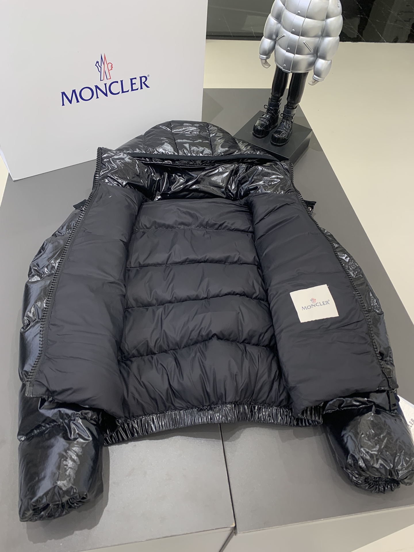 Moncler/蒙口Andro24秋冬可拆连帽短款亮面小短款四色女士羽绒服外套超级减龄版型和冰淇淋奶油配