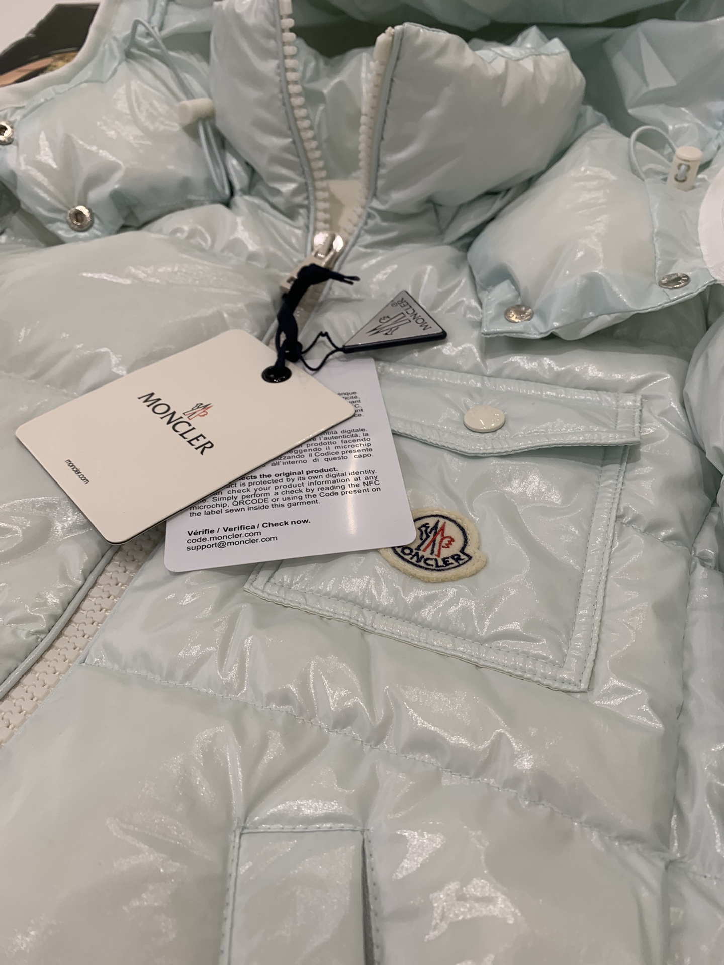 Moncler/蒙口Andro24秋冬可拆连帽短款亮面小短款四色女士羽绒服外套超级减龄版型和冰淇淋奶油配