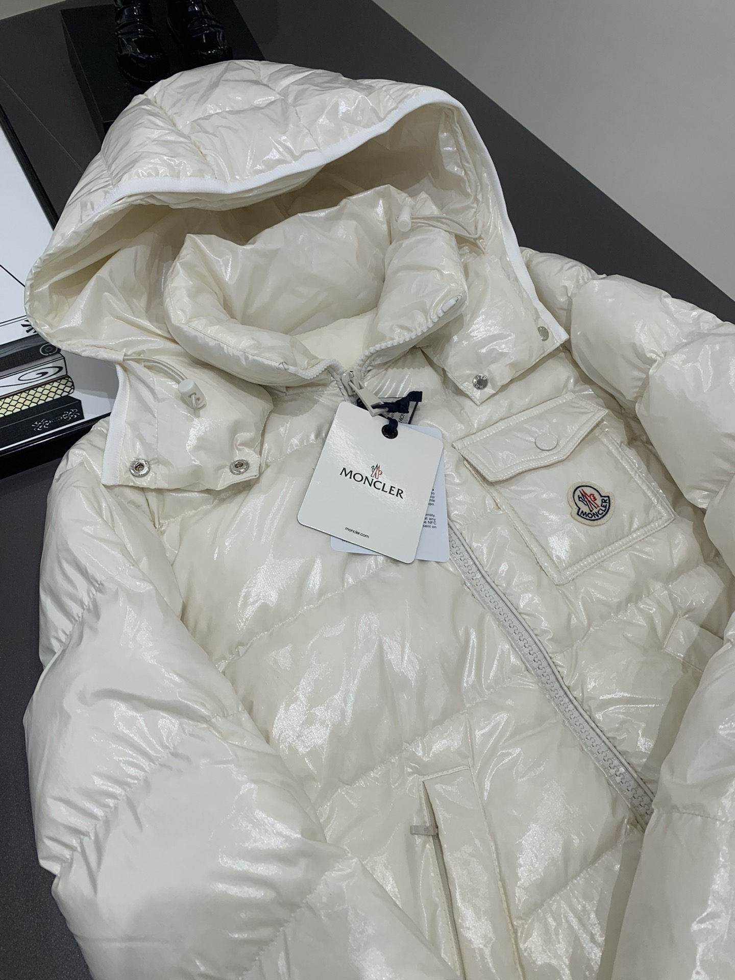 Moncler/蒙口Andro24秋冬可拆连帽短款亮面小短款四色女士羽绒服外套超级减龄版型和冰淇淋奶油配