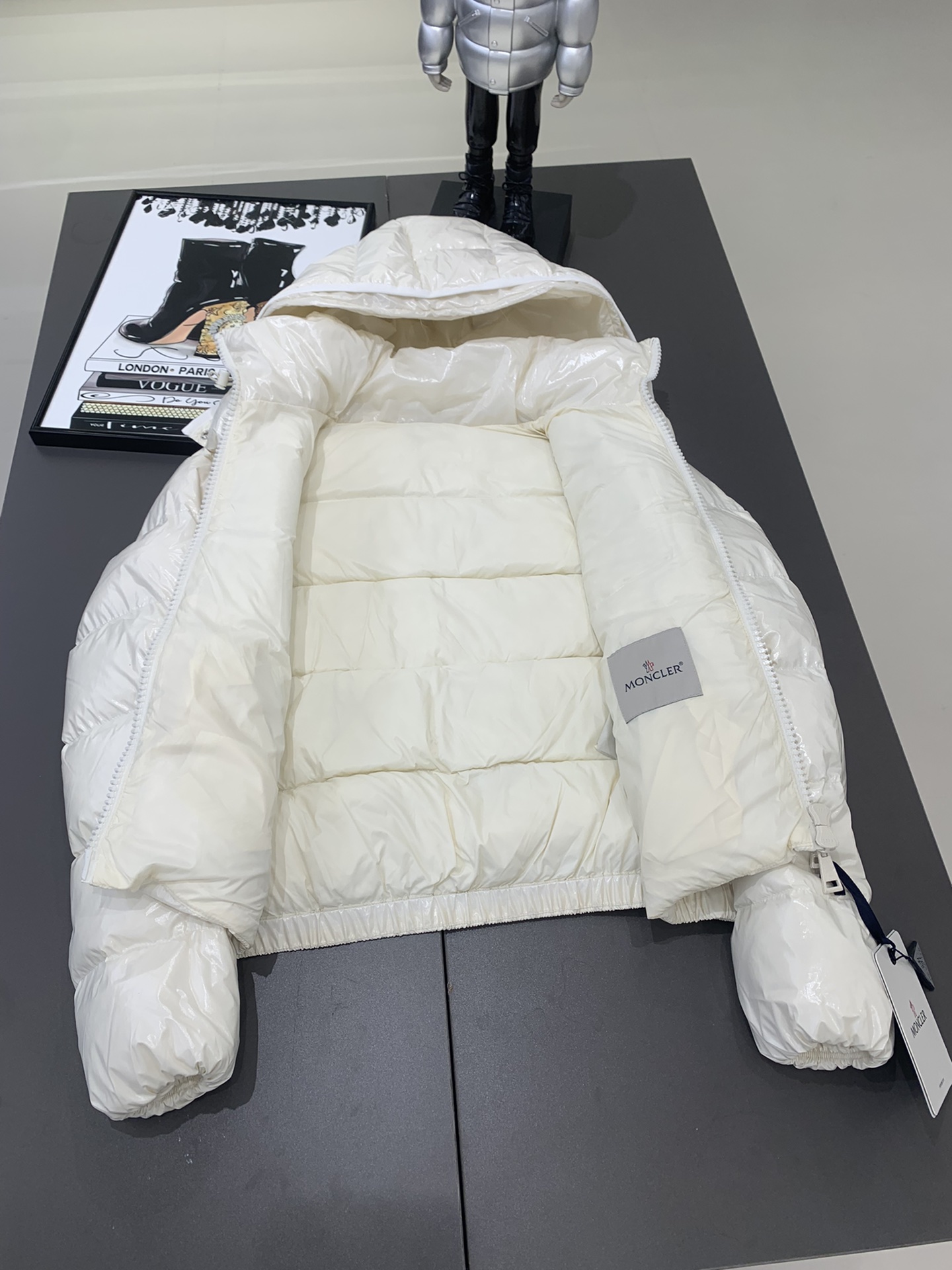 Moncler/蒙口Andro24秋冬可拆连帽短款亮面小短款四色女士羽绒服外套超级减龄版型和冰淇淋奶油配