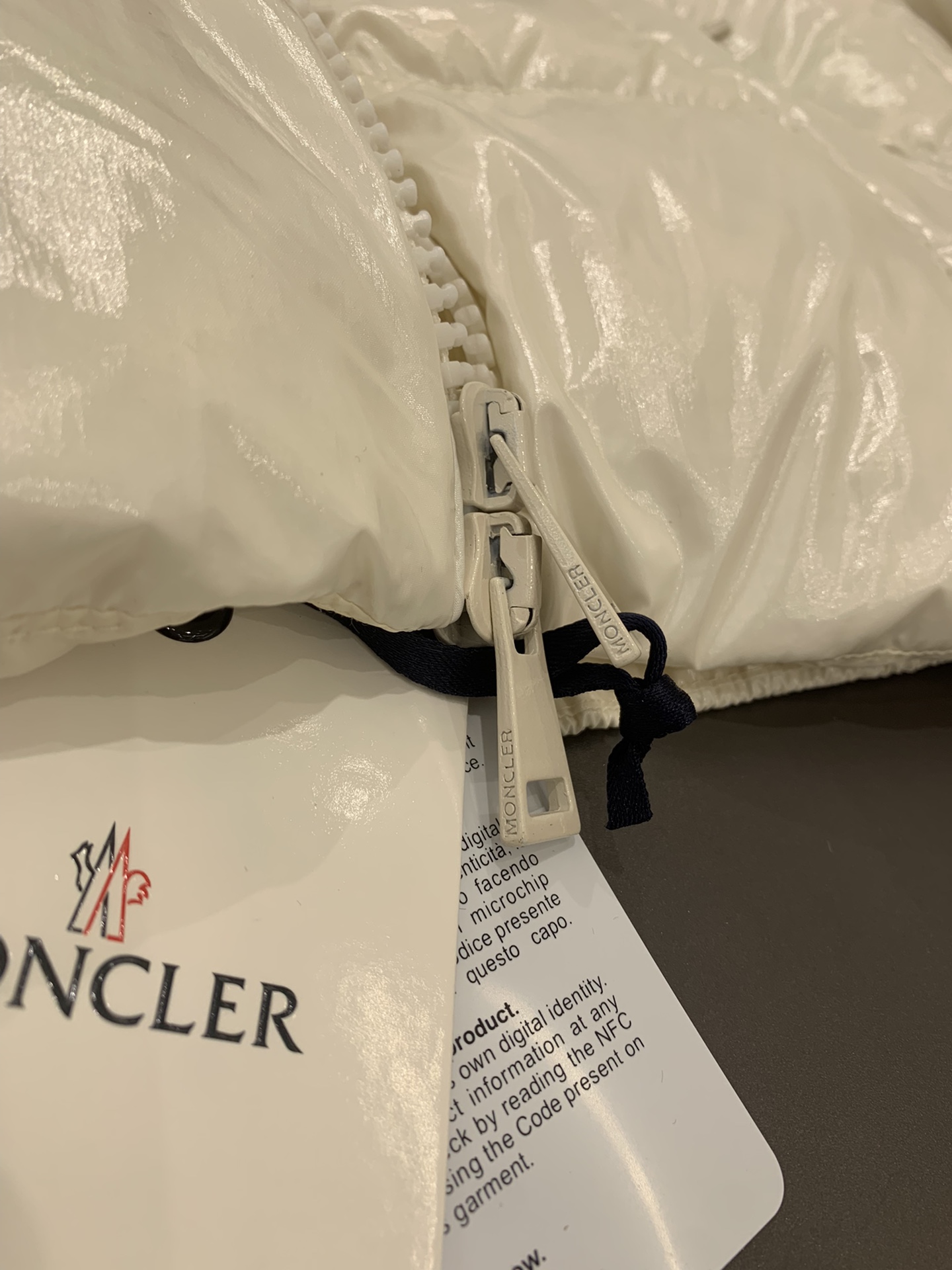 Moncler/蒙口Andro24秋冬可拆连帽短款亮面小短款四色女士羽绒服外套超级减龄版型和冰淇淋奶油配